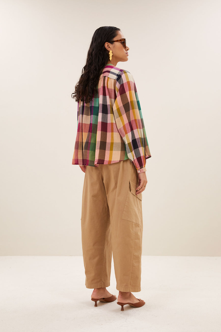 nyka-rainbow-blouse-rainbow-check-elk item is uniek-losvallende pasvorm-biologisch katoen-by-bar-achteraanzicht