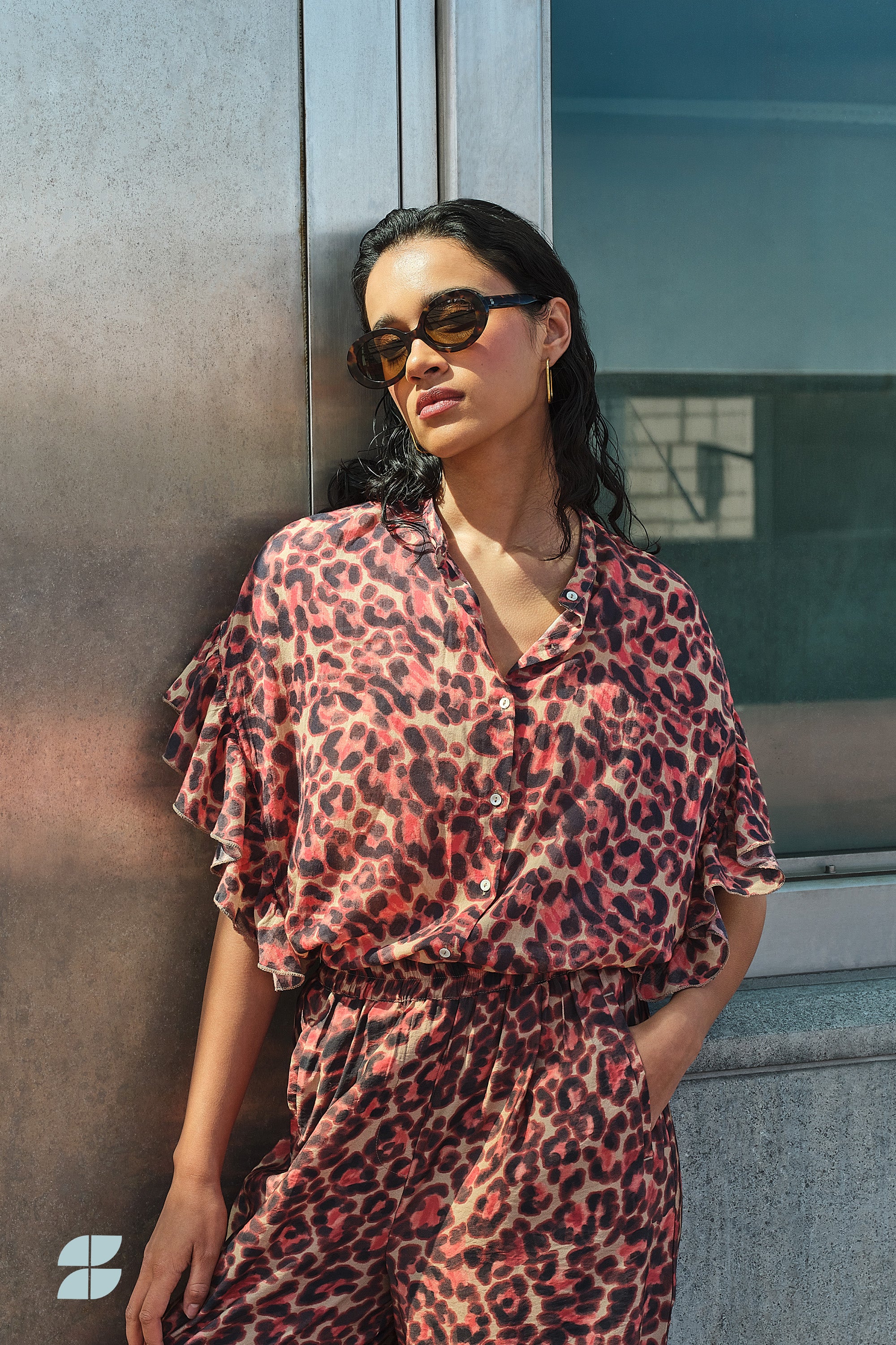 saki-cheetah-blouse-cheetah-blush-vleermuis mouw-knoopsluiting-draagbaar als set-by-bar-sfeerbeeld
