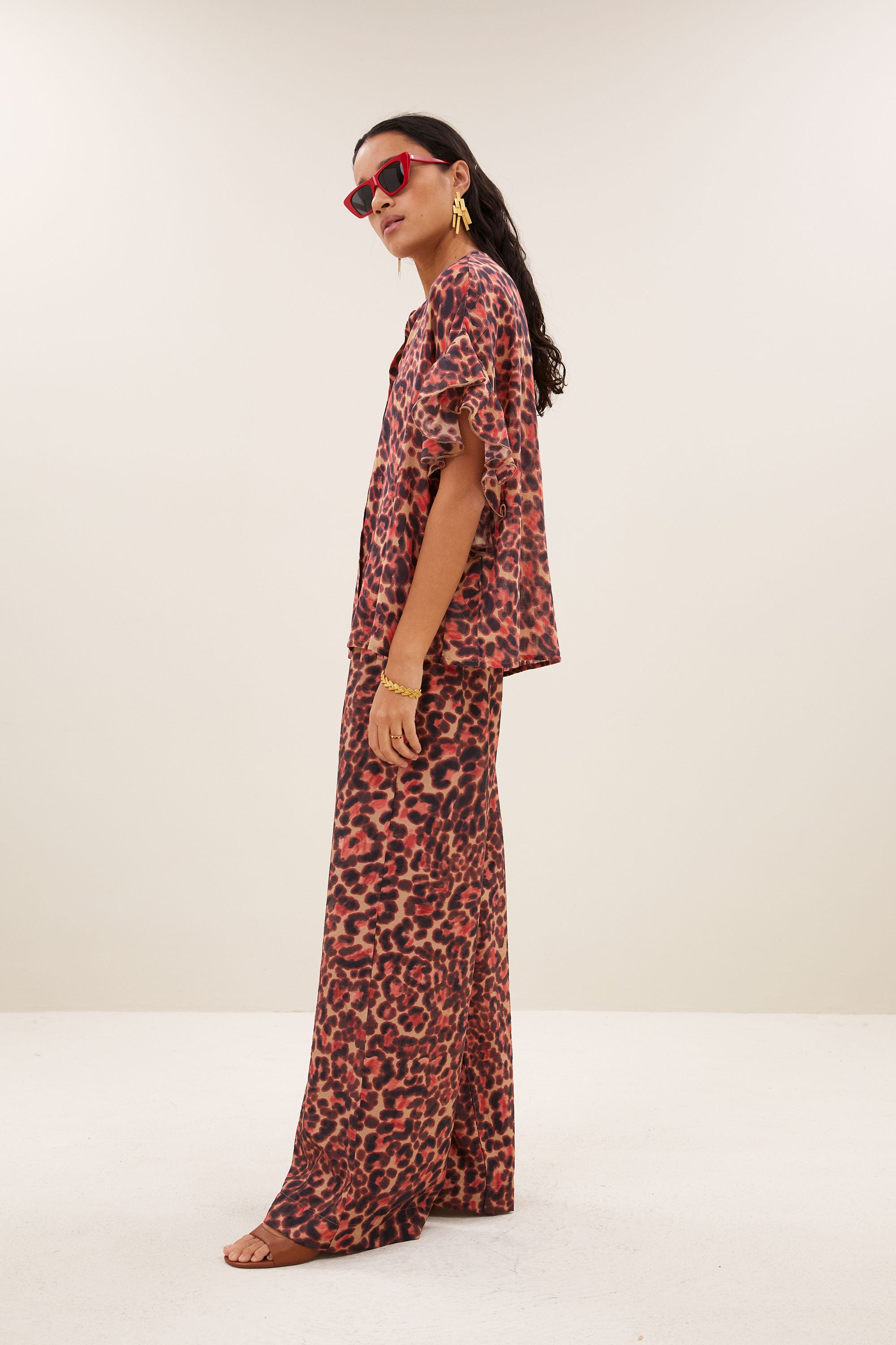 saki-cheetah-blouse-cheetah-blush-vleermuis mouw-knoopsluiting-draagbaar als set-by-bar-zijaanzicht