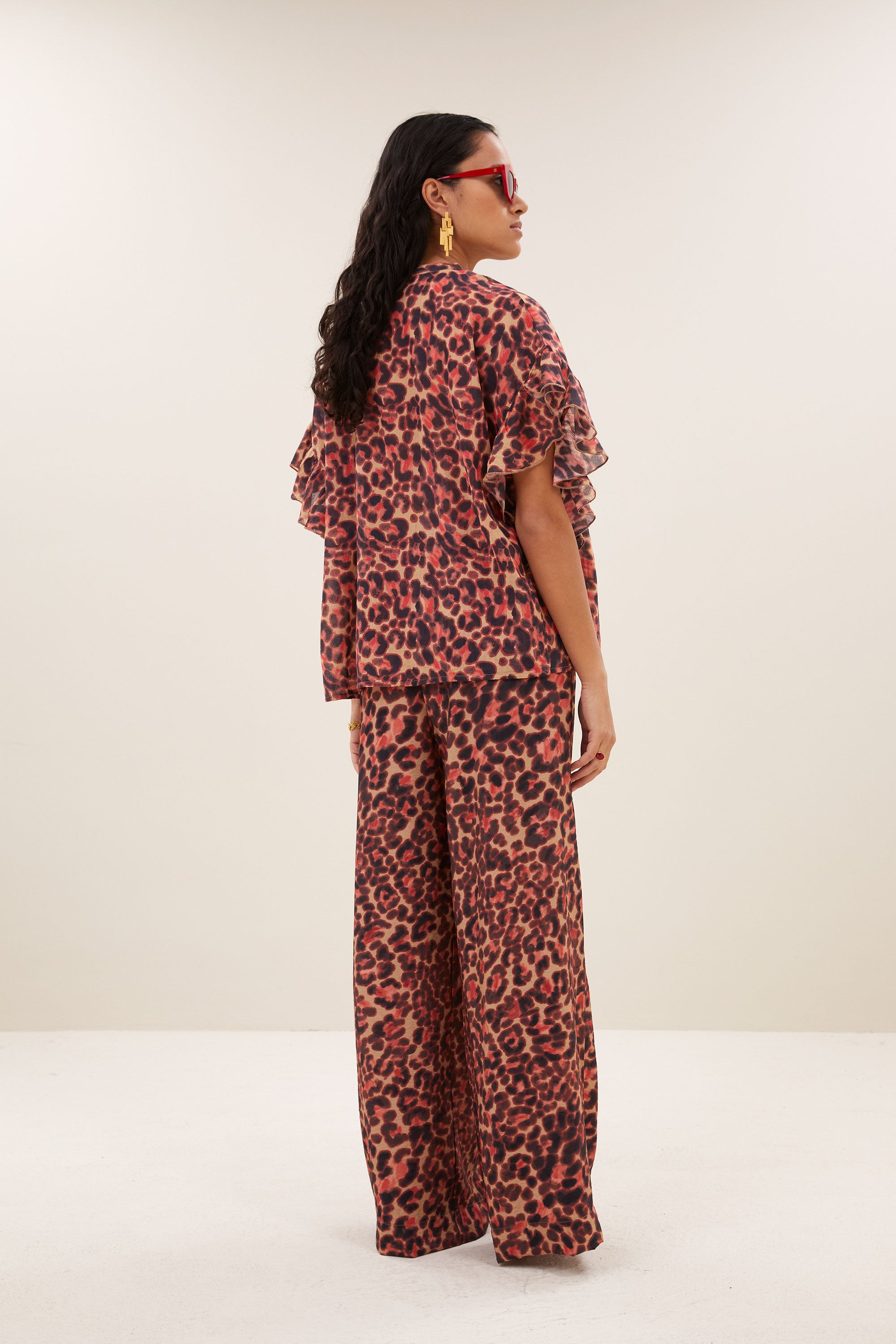saki-cheetah-blouse-cheetah-blush-vleermuis mouw-knoopsluiting-draagbaar als set-by-bar-achteraanzicht
