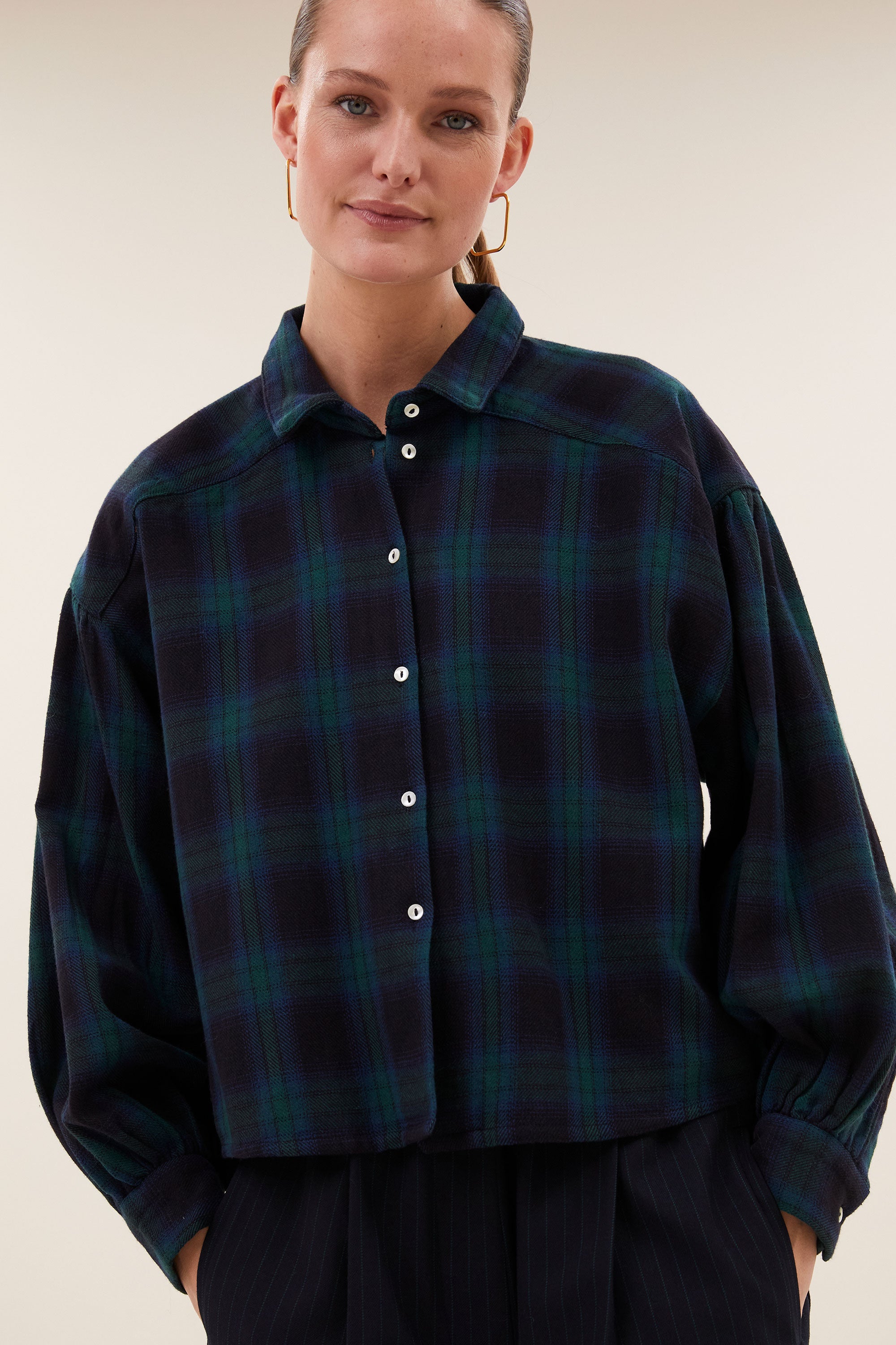sarah-short-green-check-blouse-green-tartan-check-korte fit-knoopsluiting-biologisch katoen-by-bar-sfeerbeeld
