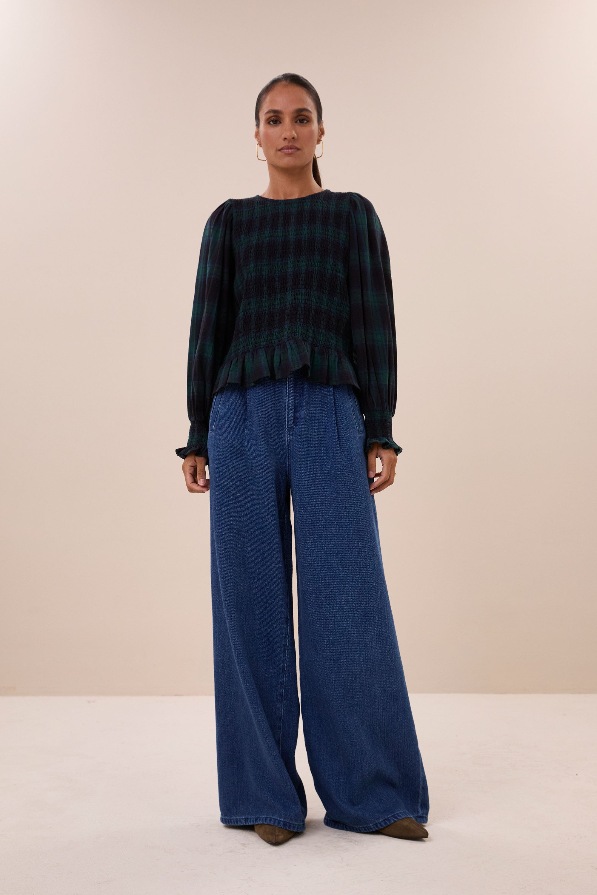 yena-green-check-blouse-green-tartan-check-knoopsluiting-elastisch smok detail-ronde halslijn-by-bar-vooraanzicht