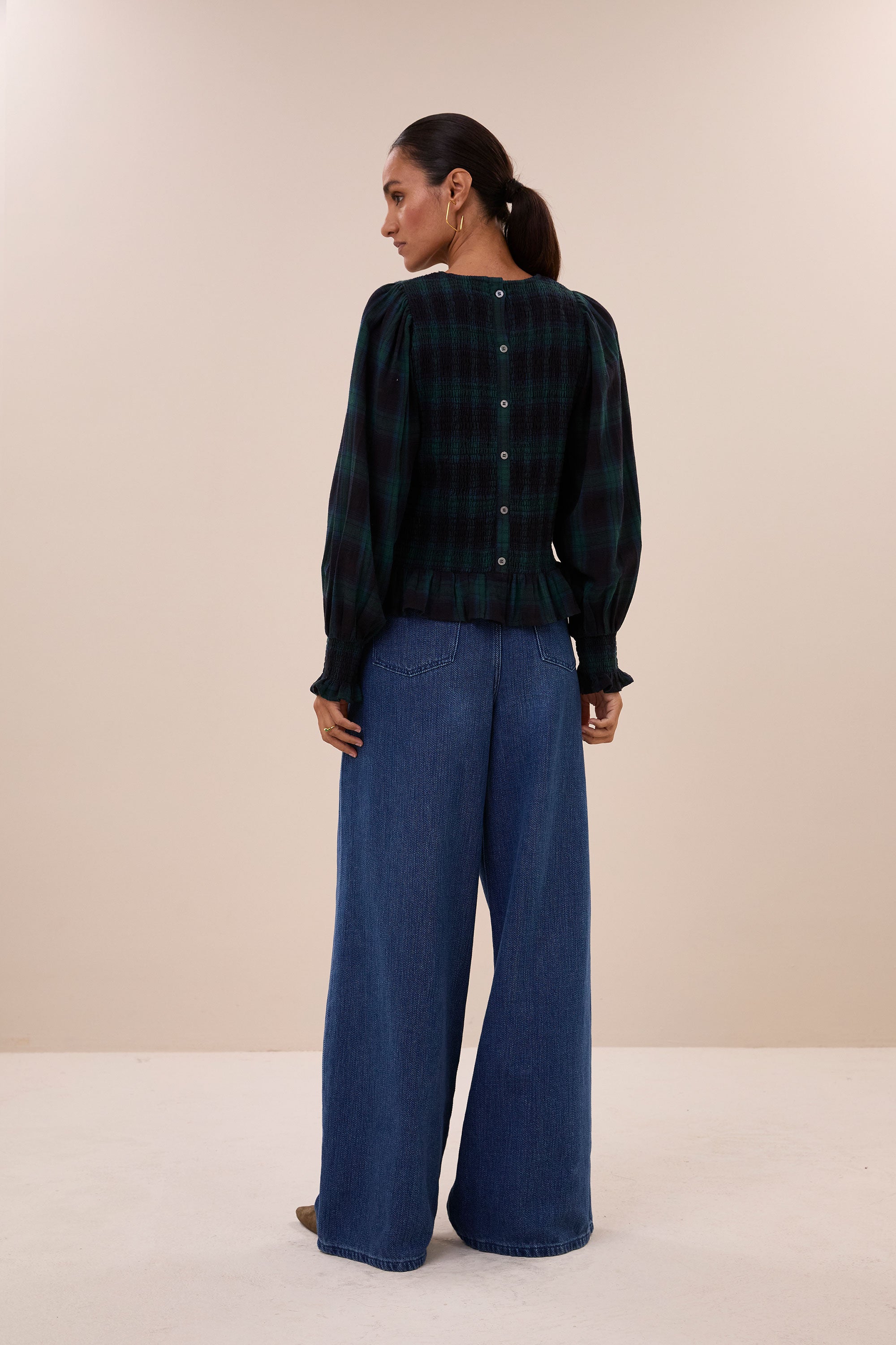 yena-green-check-blouse-green-tartan-check-knoopsluiting-elastisch smok detail-ronde halslijn-by-bar-achteraanzicht