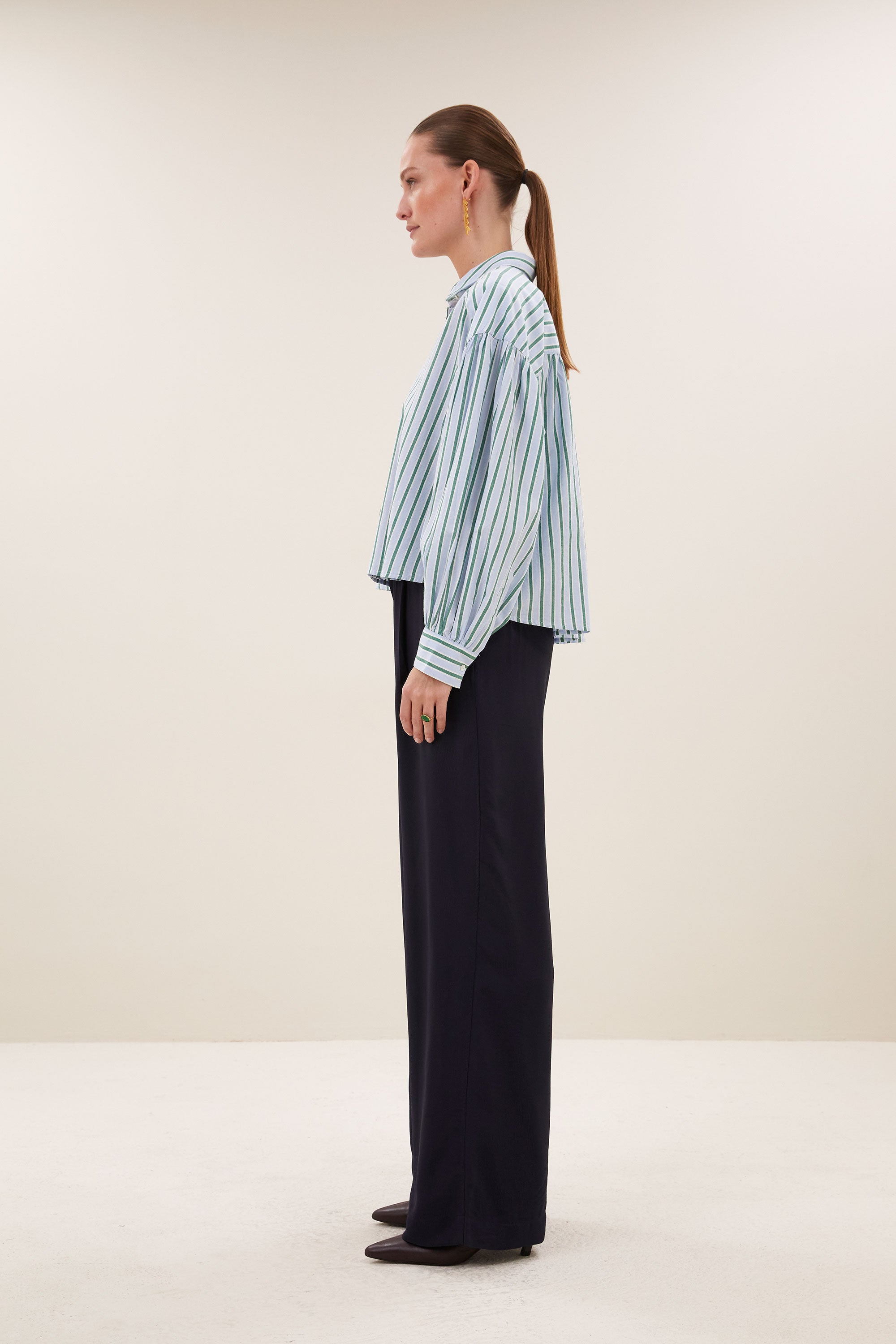 sarah-short-sea-blouse-green-sea-stripe-korte fit-all-time classic-knoopsluiting-by-bar-zijaanzicht