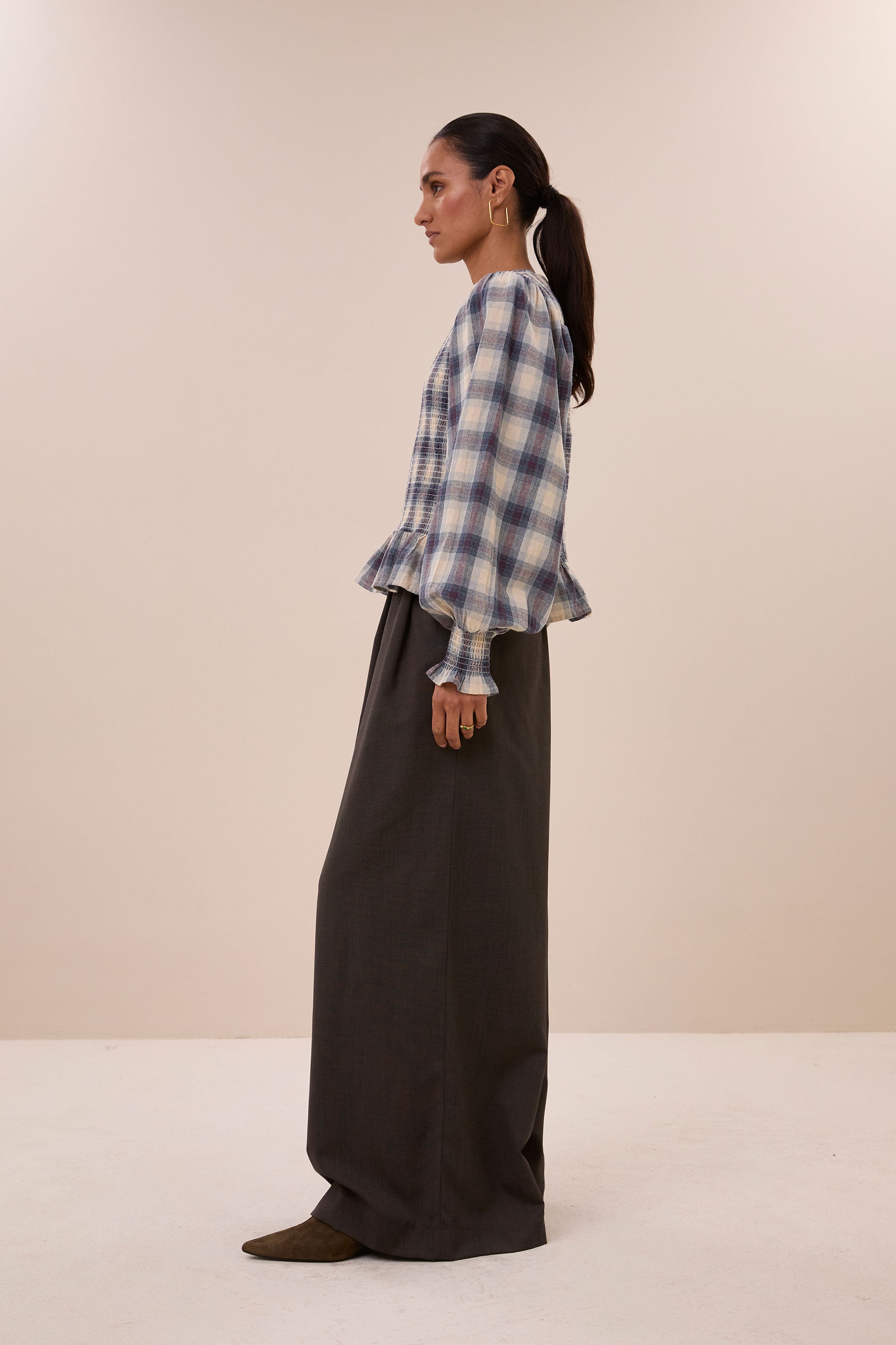 yena-tokyo-check-blouse-tokyo-check-all-time classic-casual fit-elastisch smok detail-by-bar-zijaanzicht