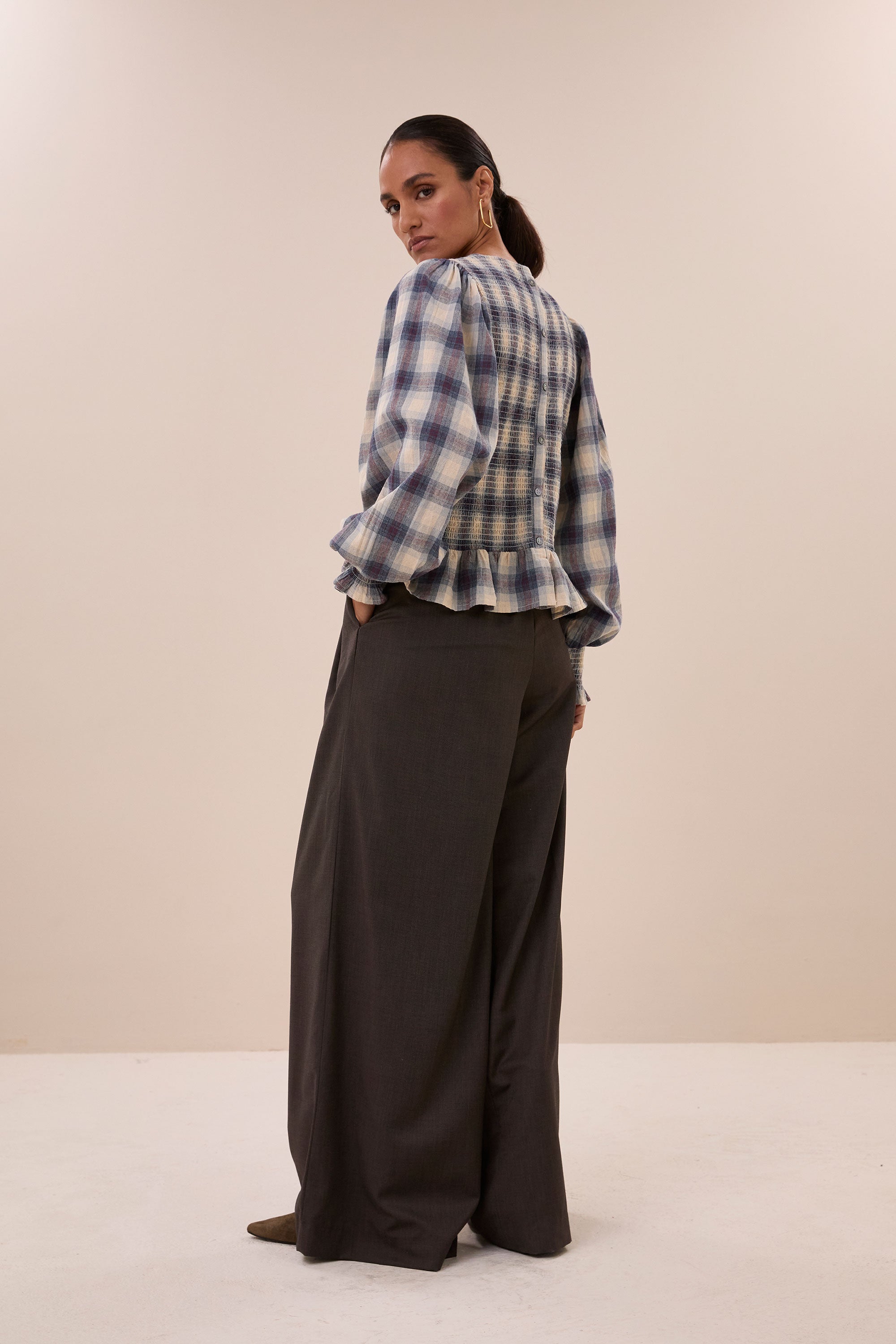 yena-tokyo-check-blouse-tokyo-check-all-time classic-casual fit-elastisch smok detail-by-bar-achteraanzicht