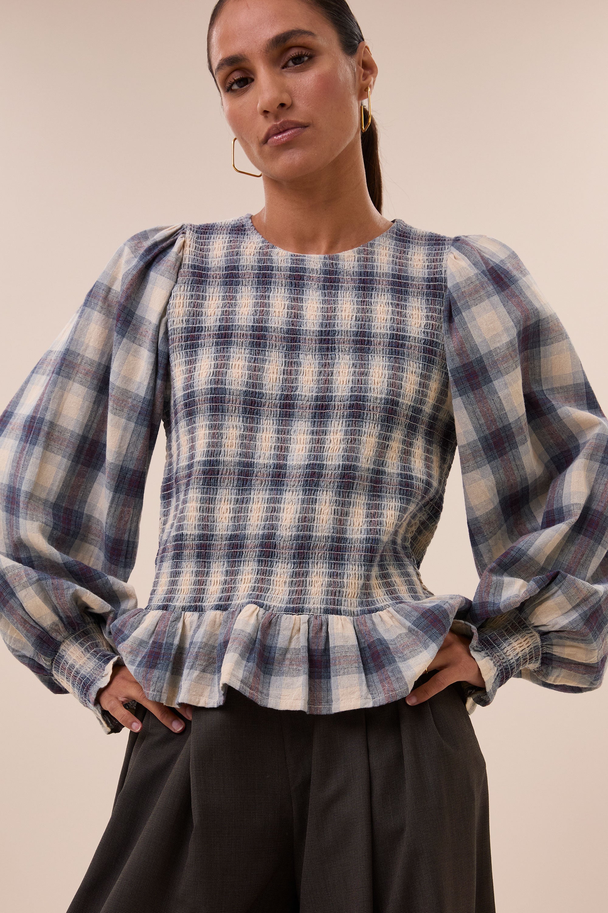 yena-tokyo-check-blouse-tokyo-check-all-time classic-casual fit-elastisch smok detail-by-bar-sfeerbeeld
