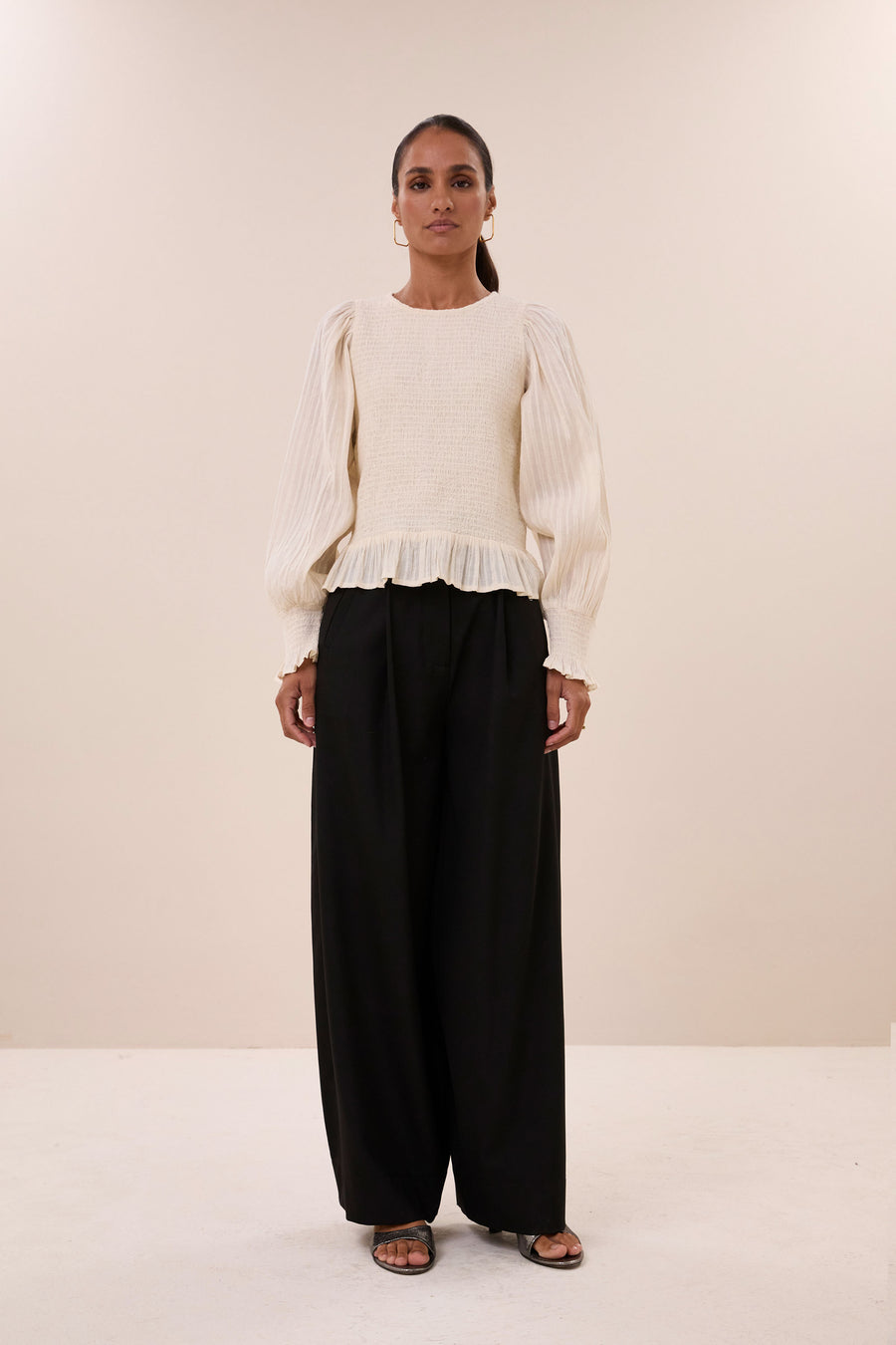 yena-dobby-blouse-sand-all-time classic-casual fit-elastisch smok detail-by-bar-vooraanzicht