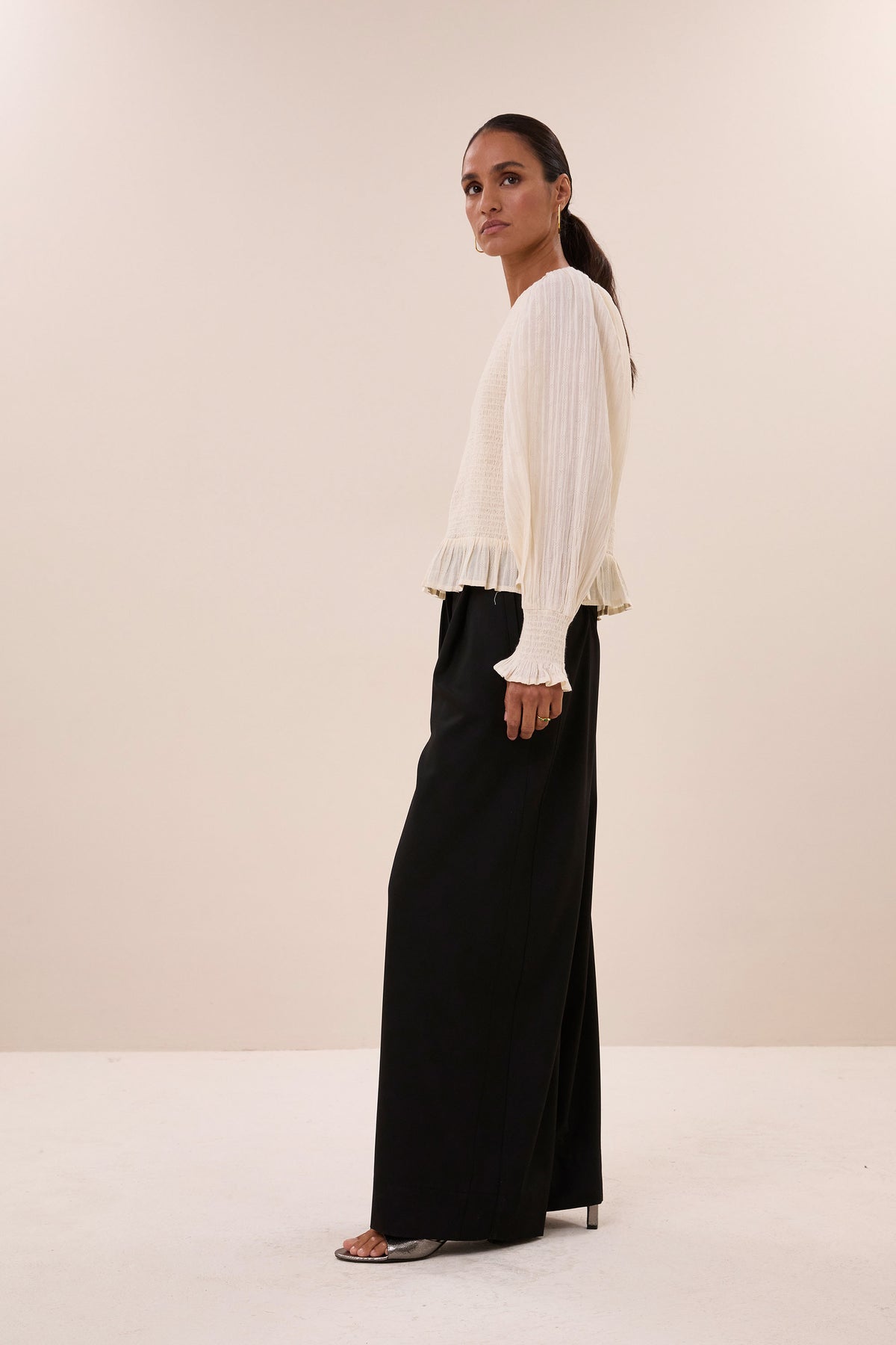 jule-solid-pants-jet-black-all-time classic-comfortabele pasvorm-rits- en knoopsluiting-by-bar-zijaanzicht