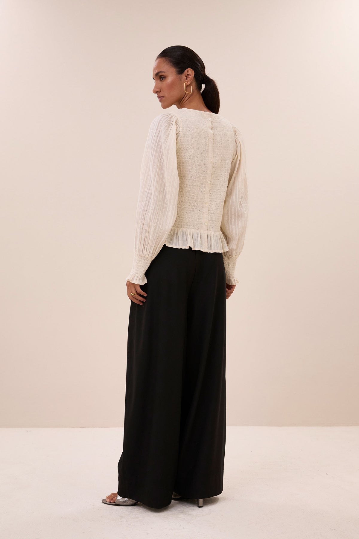 yena-dobby-blouse-sand-all-time classic-casual fit-elastisch smok detail-by-bar-zijaanzicht