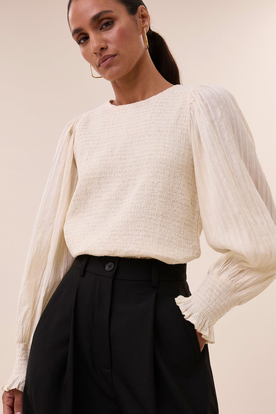 yena-dobby-blouse-sand-all-time classic-casual fit-elastisch smok detail-by-bar-detail