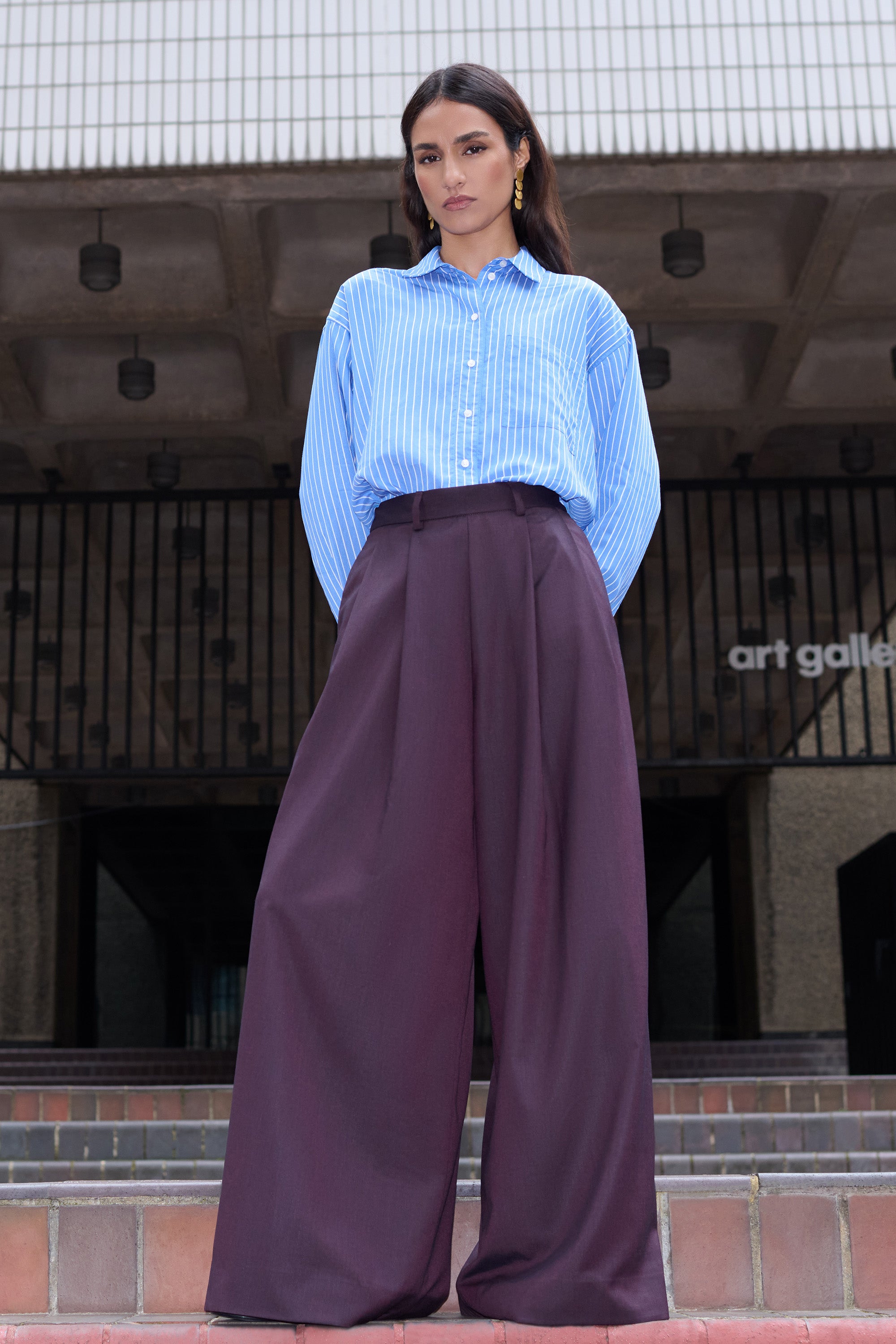 lise-stripe-blouse-azul-blue-stripe-1-all-time classic-knoopsluiting-opstaande kraag-by-bar-sfeerbeeld