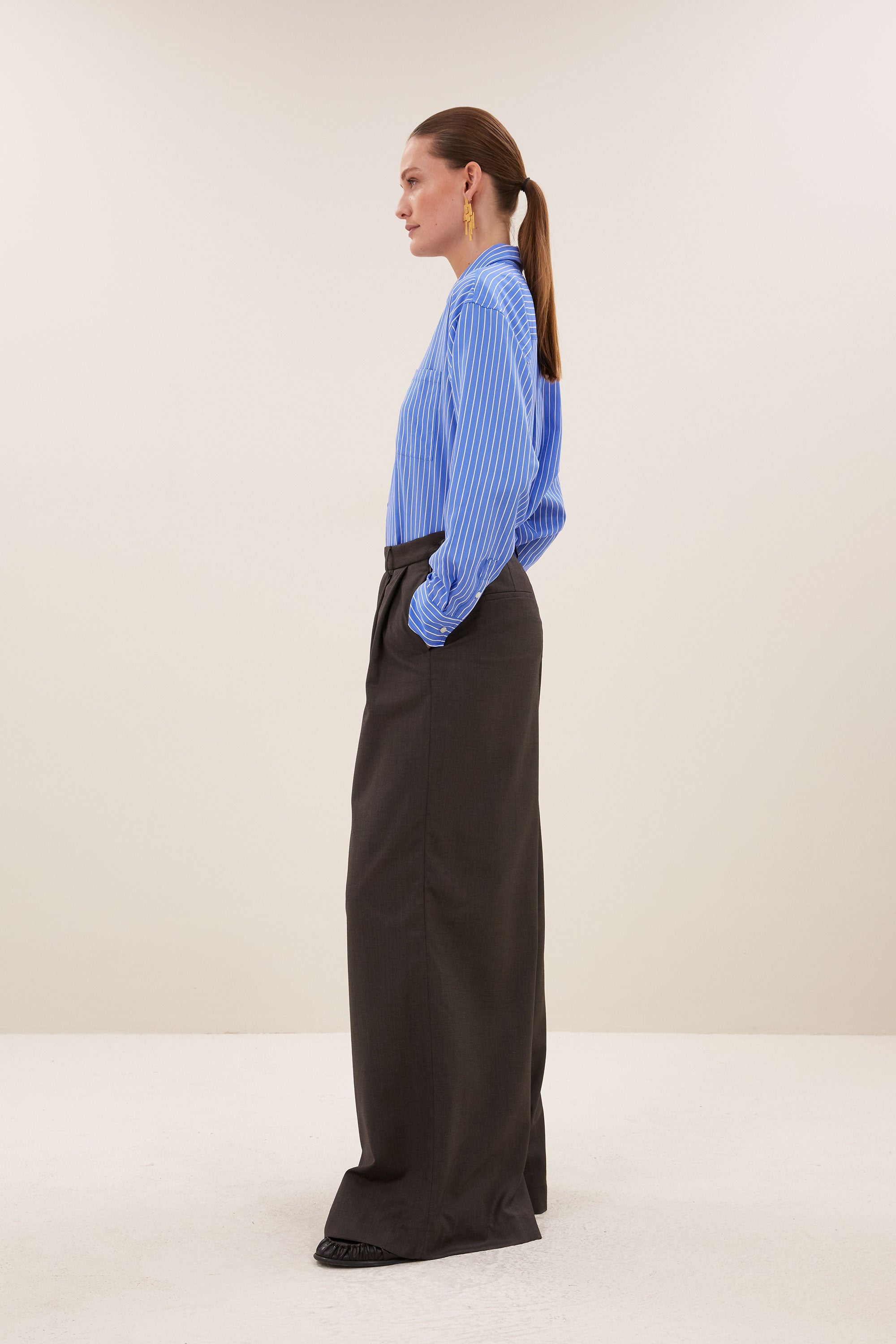 lise-stripe-blouse-azul-blue-stripe-1-all-time classic-knoopsluiting-opstaande kraag-by-bar-zijaanzicht