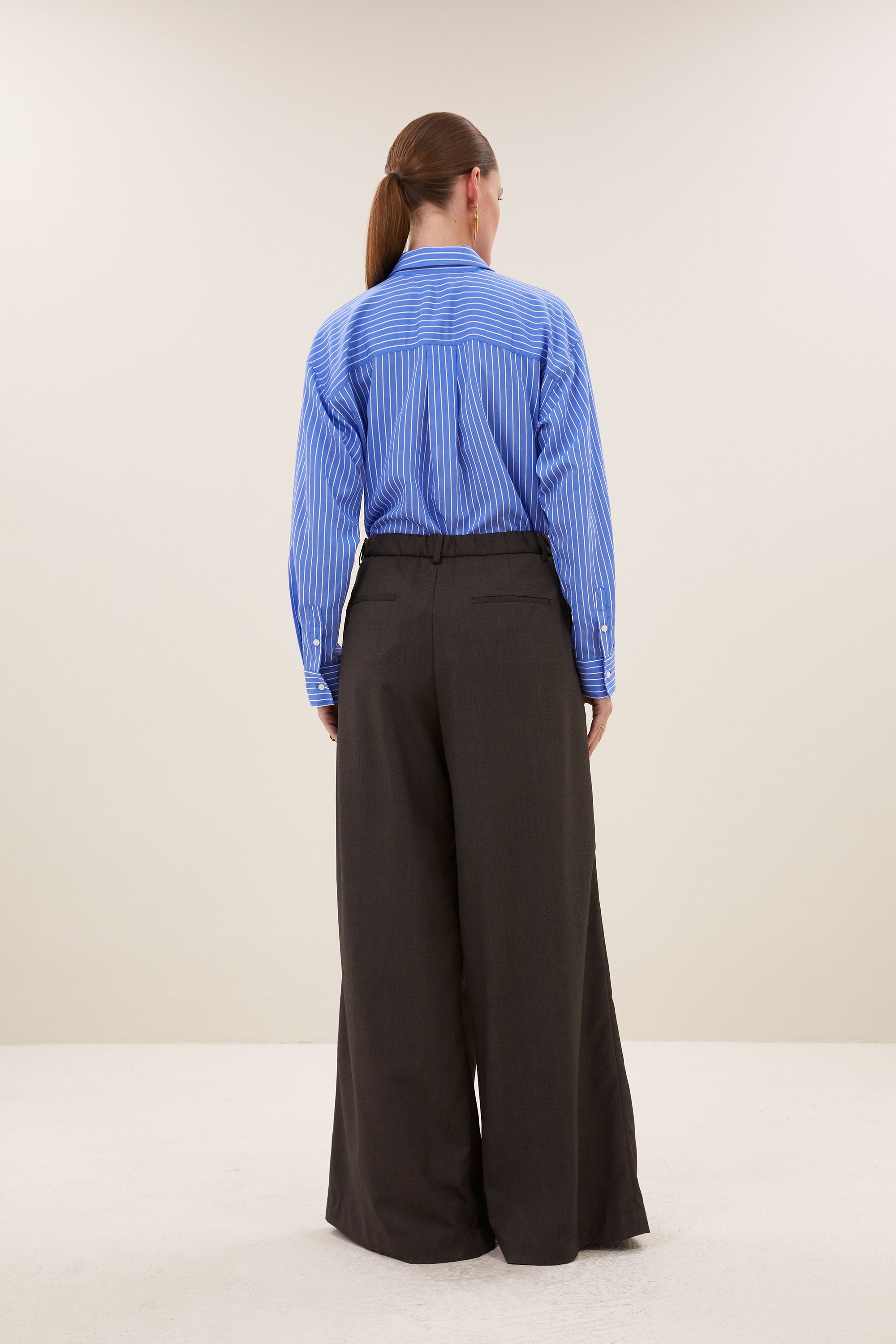 lise-stripe-blouse-azul-blue-stripe-1-all-time classic-knoopsluiting-opstaande kraag-by-bar-achteraanzicht