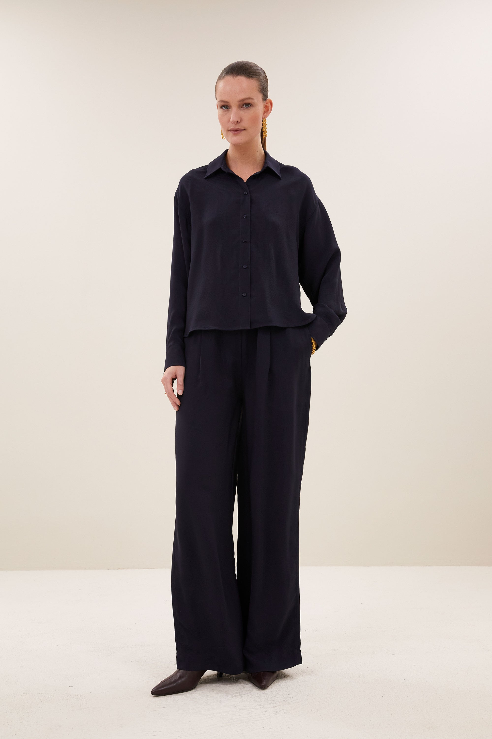 kris-satin-stripe-blouse-night-sky-all-time classic-gemaakt door weefspecialist-tijdloze pasvorm-by-bar-aanvullende-foto
