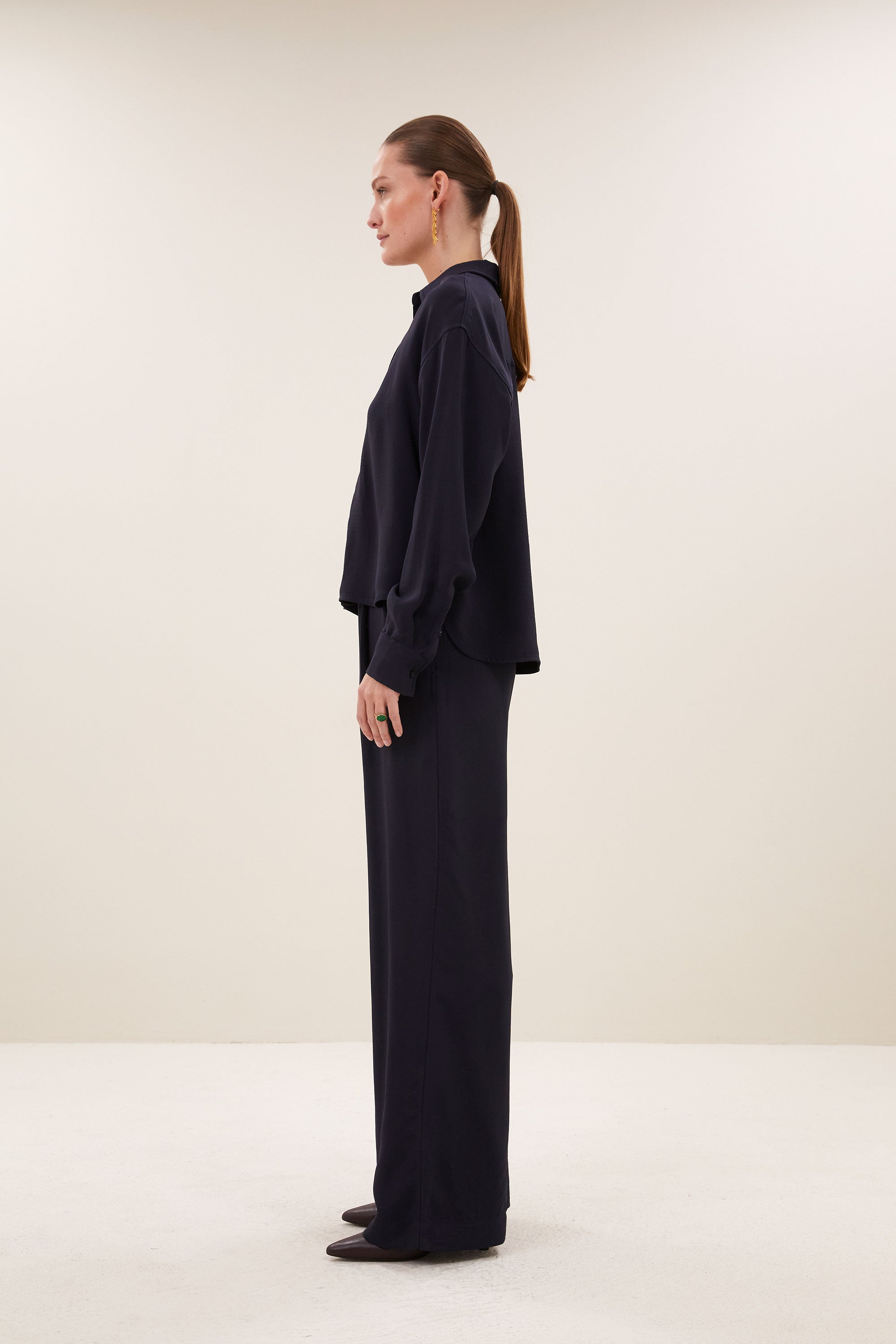 kris-satin-stripe-blouse-night-sky-all-time classic-gemaakt door weefspecialist-tijdloze pasvorm-by-bar-aanvullende-foto