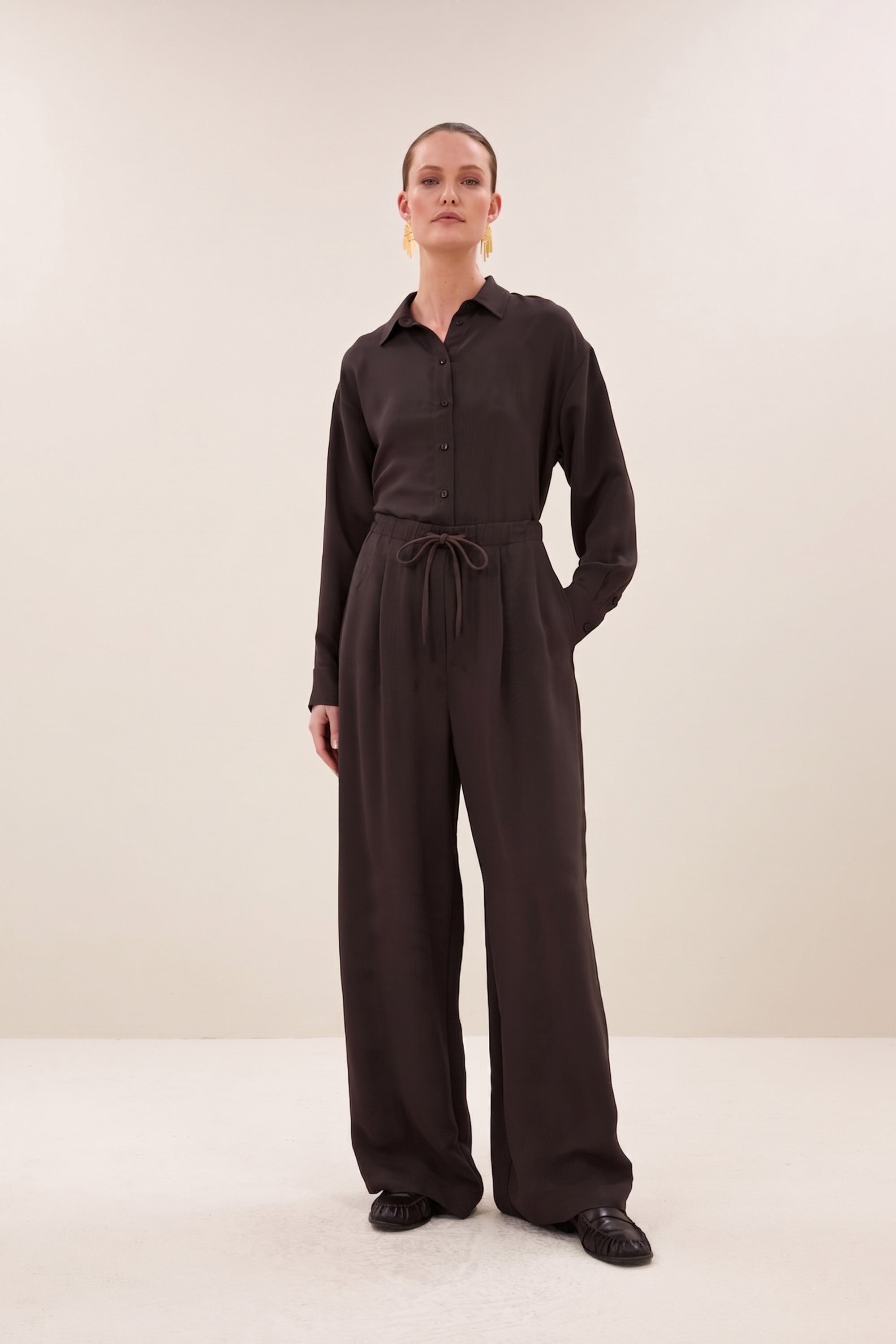 pelle-satin-stripe-pants-espresso-all-time classic-must-have essential-plooien-by-bar-vooraanzicht