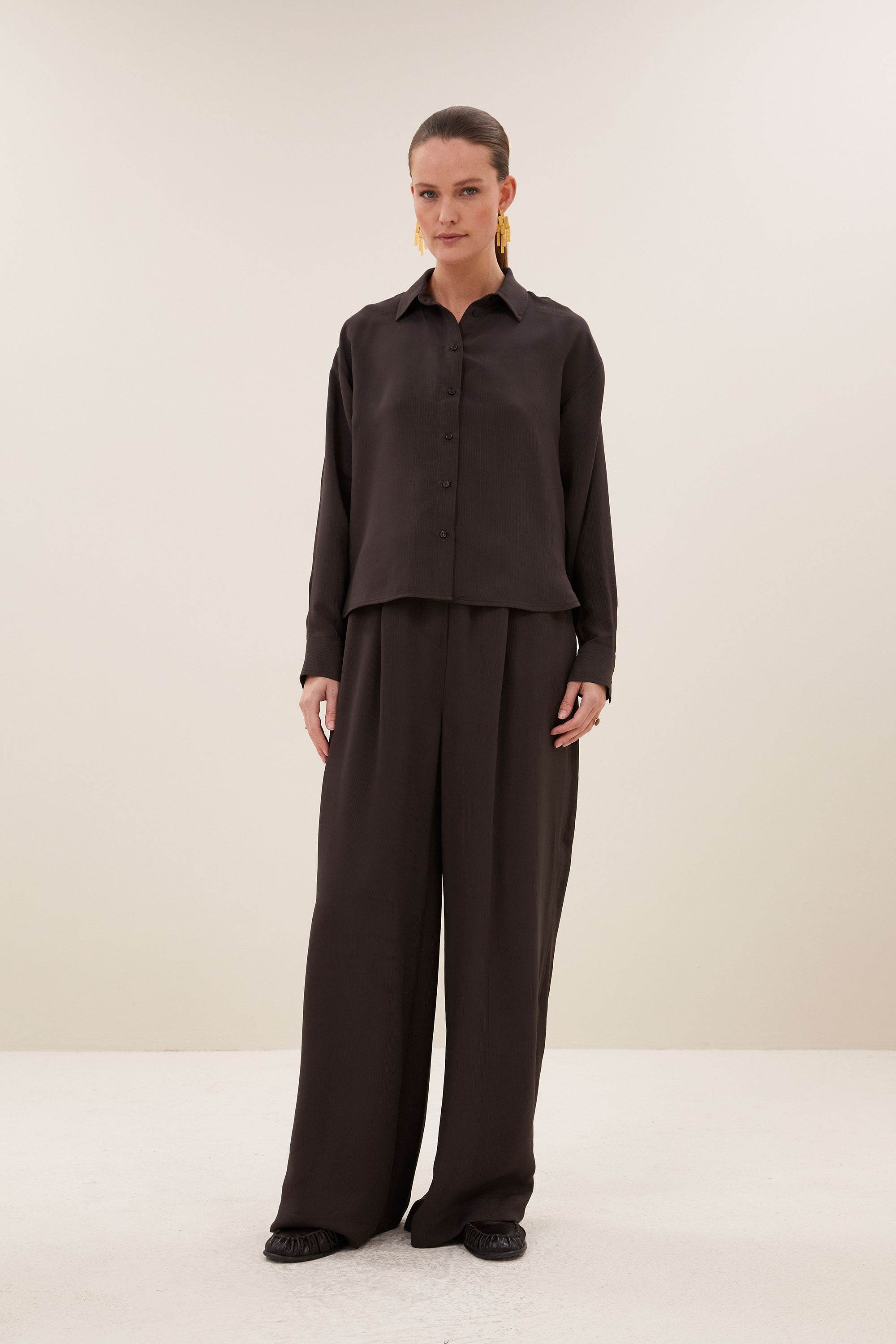pelle-satin-stripe-pants-espresso-all-time classic-must-have essential-plooien-by-bar-achteraanzicht