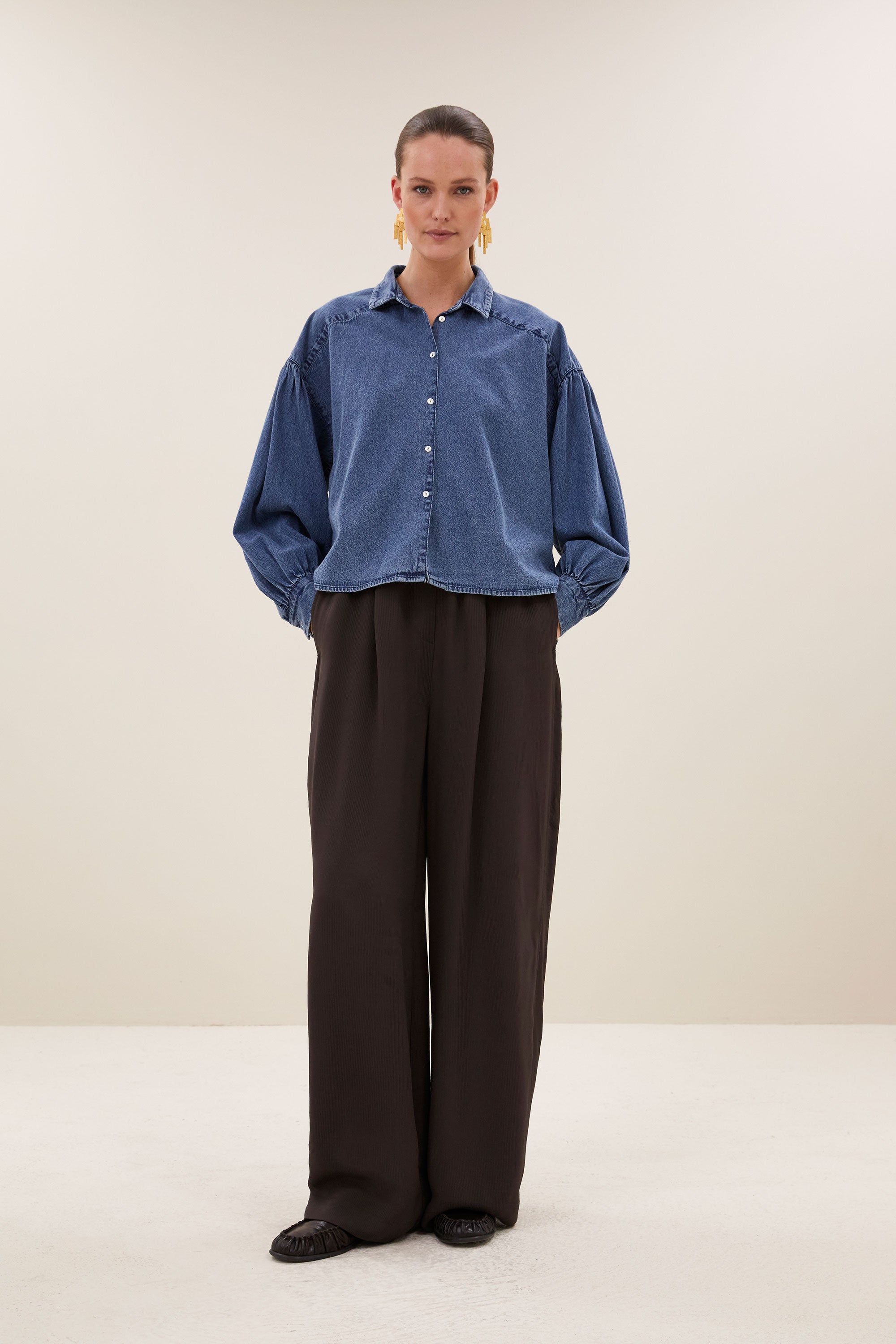 pelle-satin-stripe-pants-espresso-all-time classic-must-have essential-plooien-by-bar-zijaanzicht