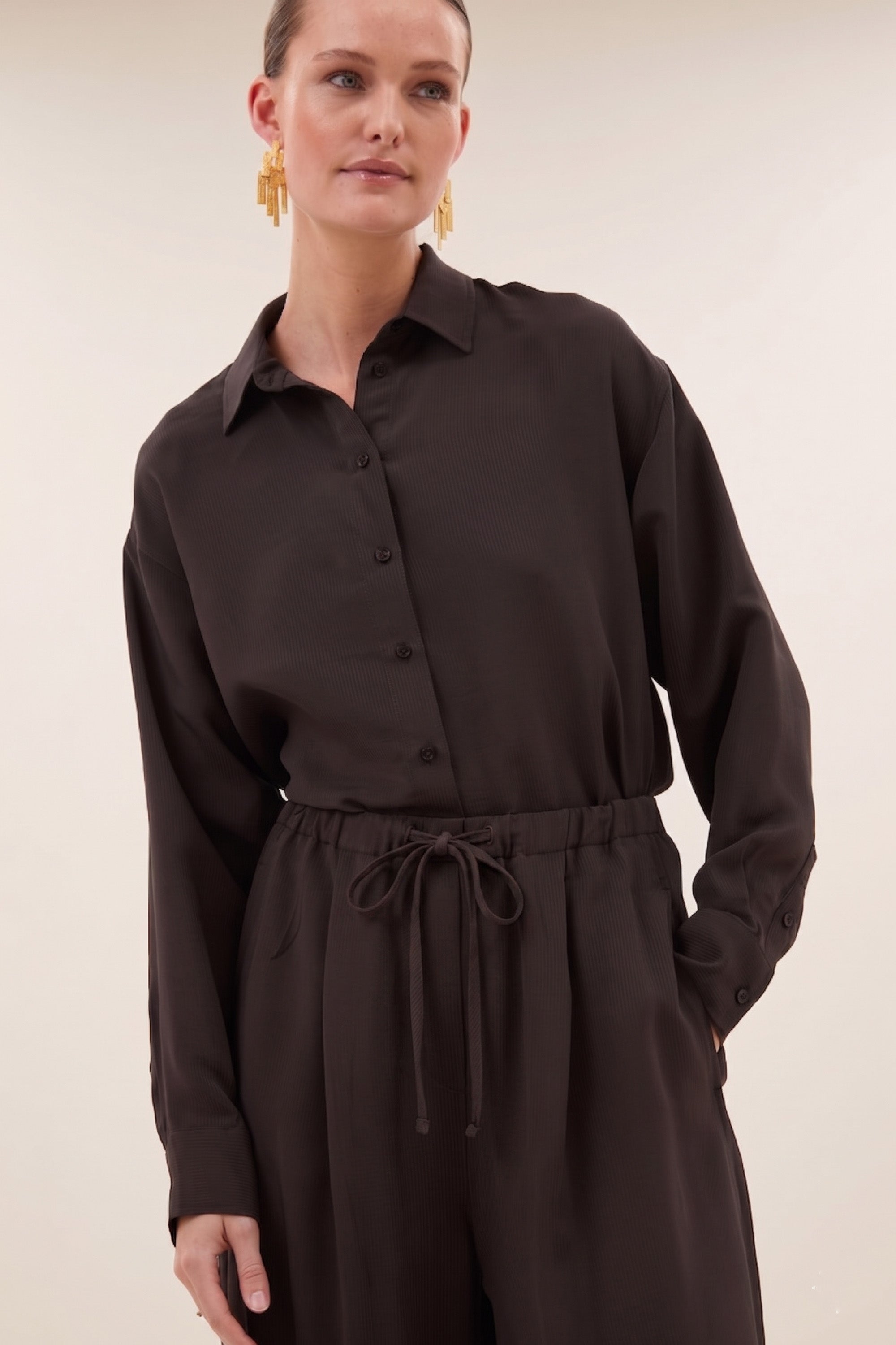 kris-satin-stripe-blouse-espresso-all-time classic-gemaakt door weefspecialist-tijdloze pasvorm-by-bar-sfeerbeeld