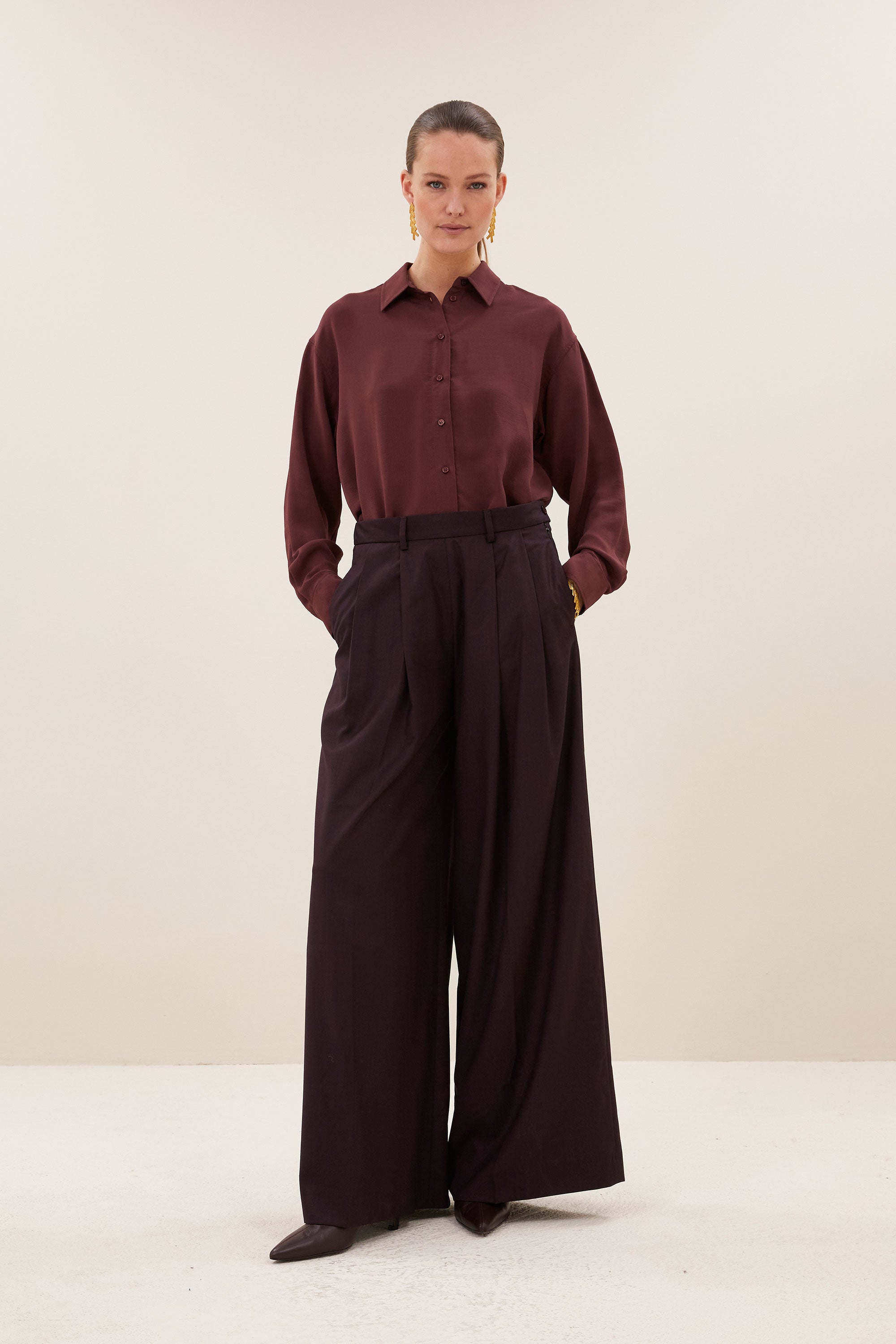 kris-satin-stripe-blouse-pecan-all-time classic-gemaakt door weefspecialist-tijdloze pasvorm-by-bar-sfeerbeeld