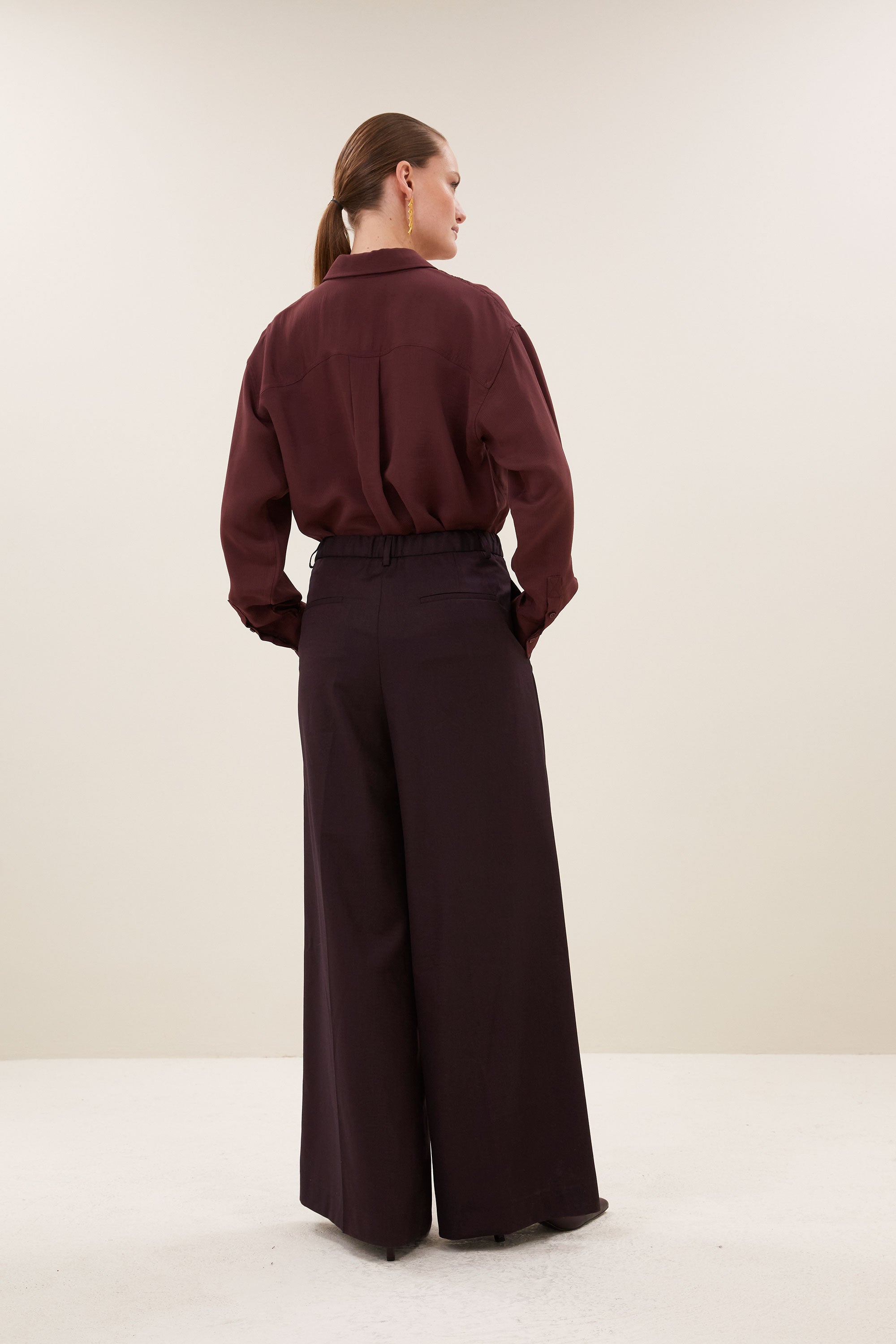 kris-satin-stripe-blouse-pecan-all-time classic-gemaakt door weefspecialist-tijdloze pasvorm-by-bar-aanvullende-foto