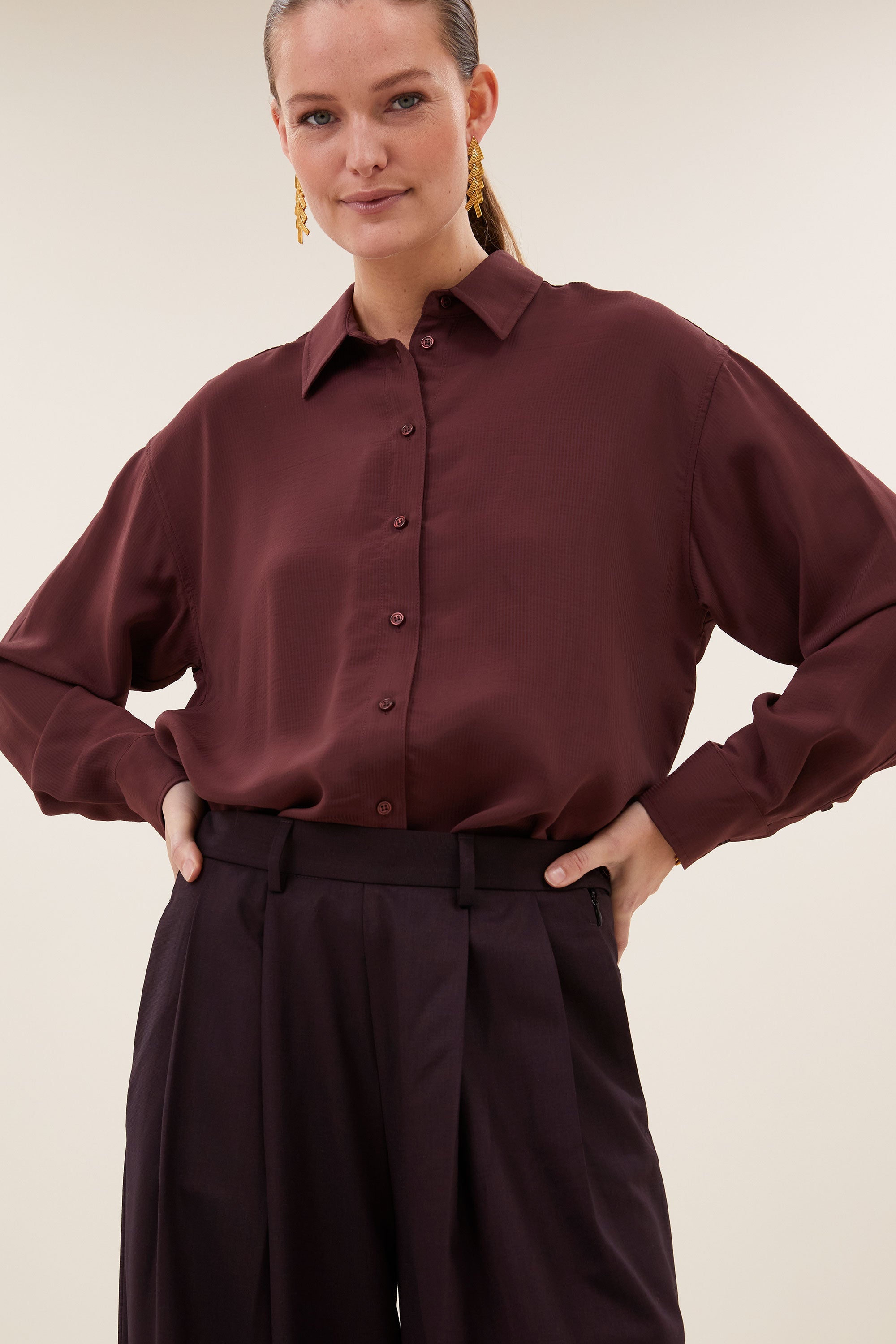 kris-satin-stripe-blouse-pecan-all-time classic-gemaakt door weefspecialist-tijdloze pasvorm-by-bar-detail