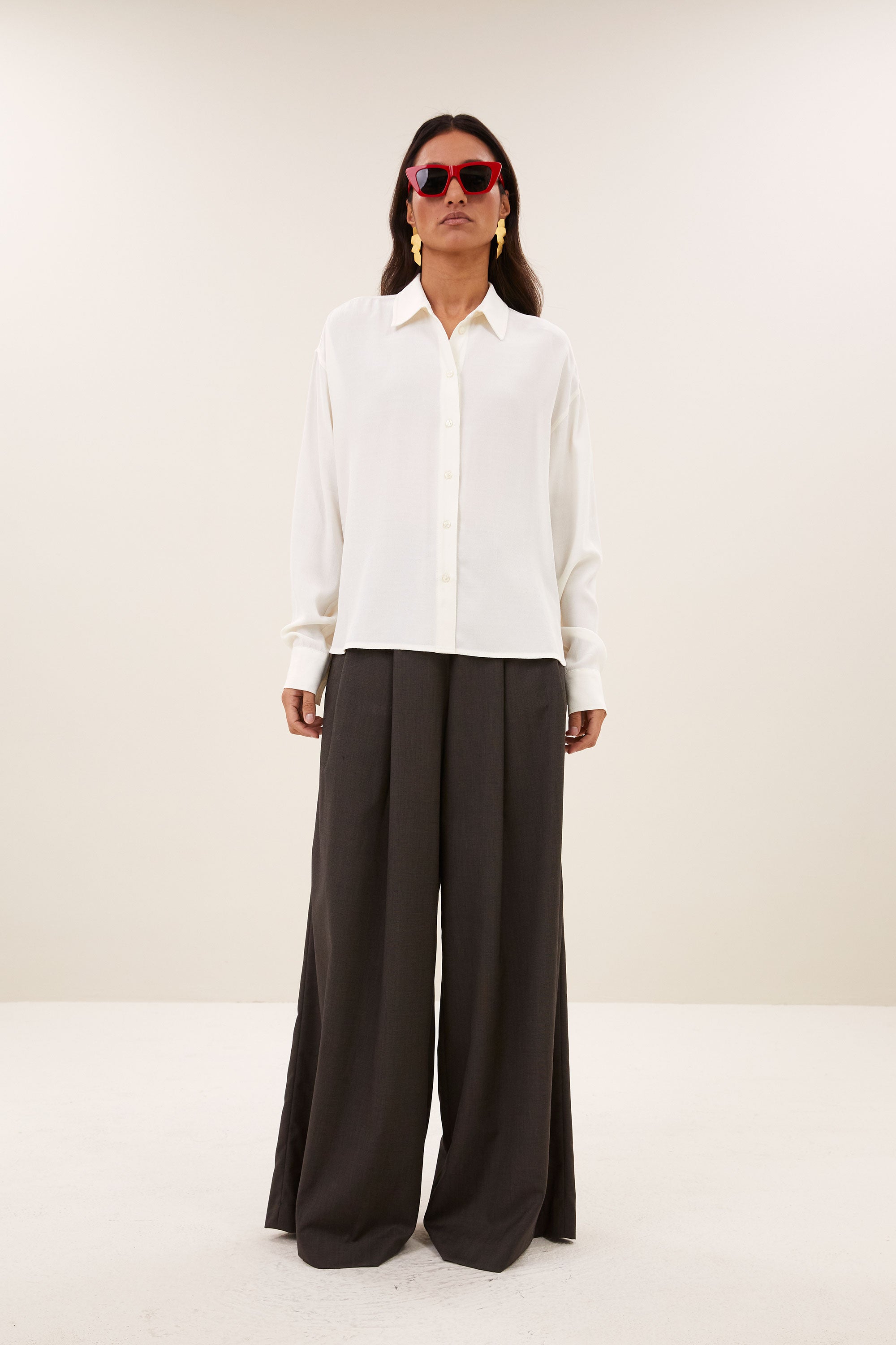 kris-viscose-blouse-ivory-all-time classic-knoopsluiting-tijdloze pasvorm-by-bar-vooraanzicht