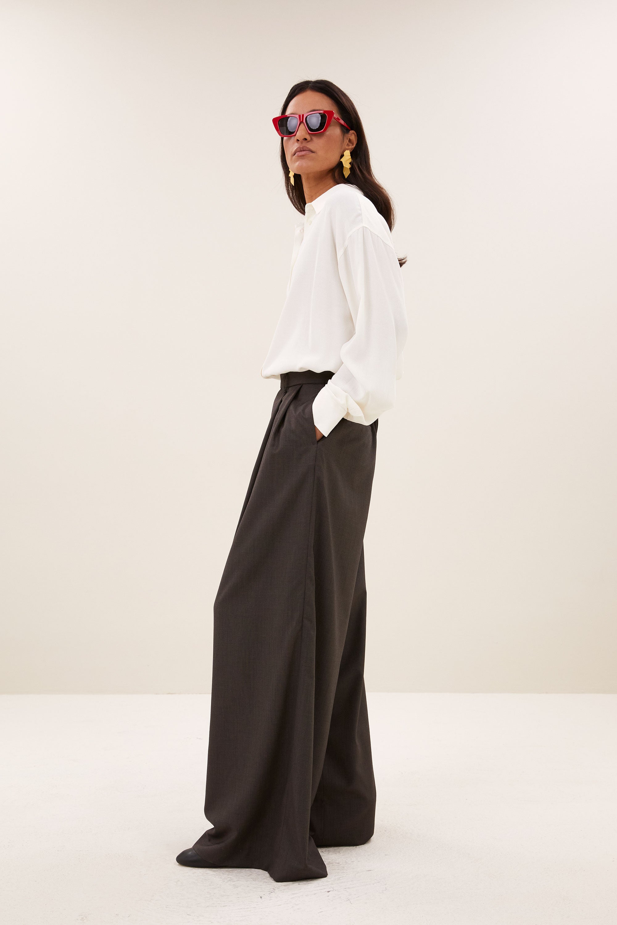 kris-viscose-blouse-ivory-all-time classic-knoopsluiting-tijdloze pasvorm-by-bar-zijaanzicht