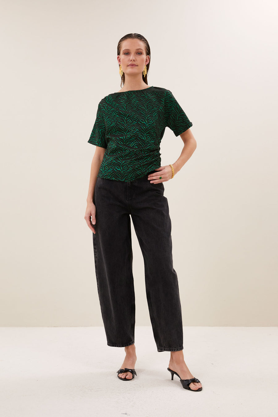 lola-zip-zebra-blouse-green-zebra-korte fit-all-time classic-aansluitende fit-by-bar-vooraanzicht