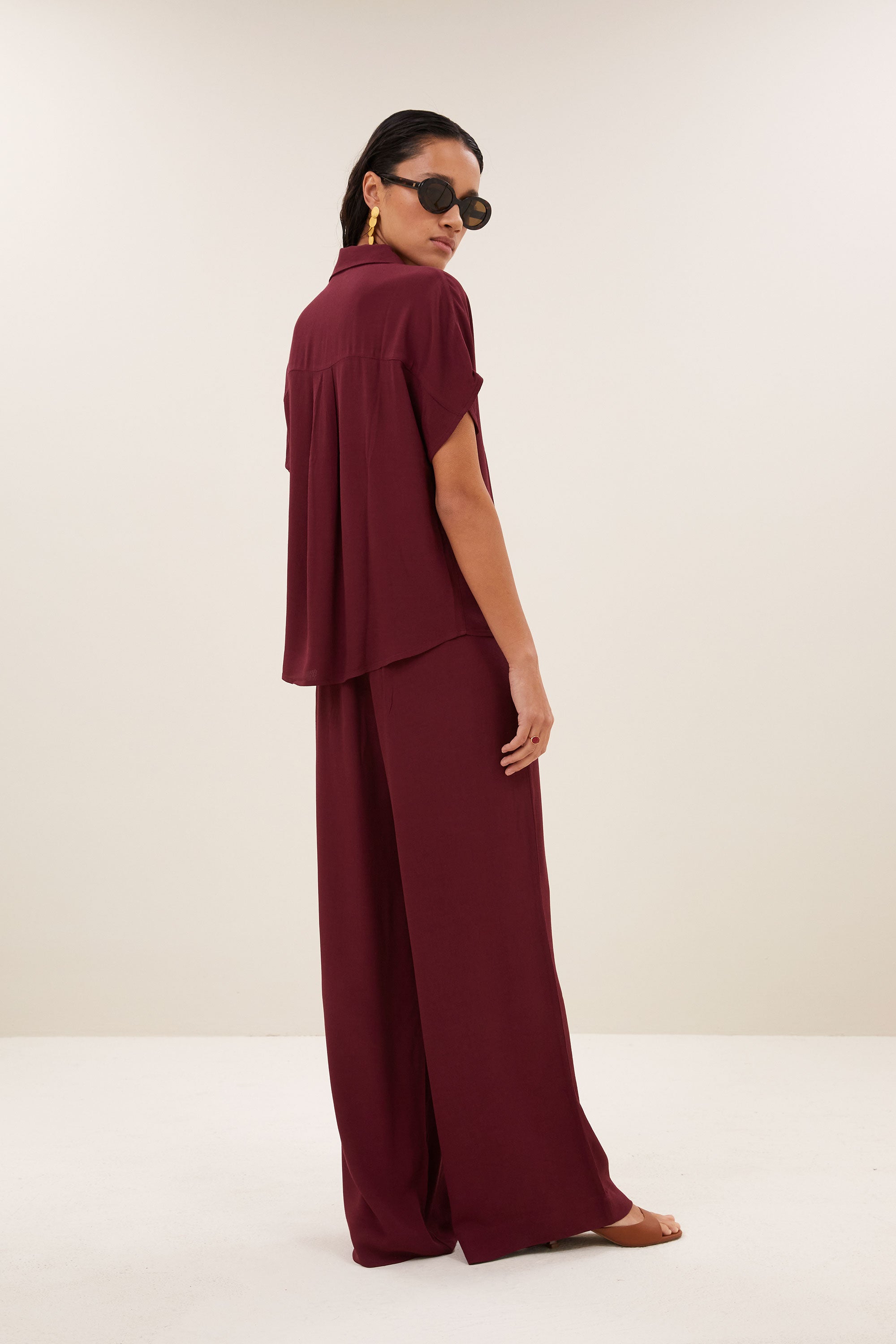 barley-viscose-blouse-wine-knoopsluiting-opstaande kraag-draagbaar als set-by-bar-achteraanzicht