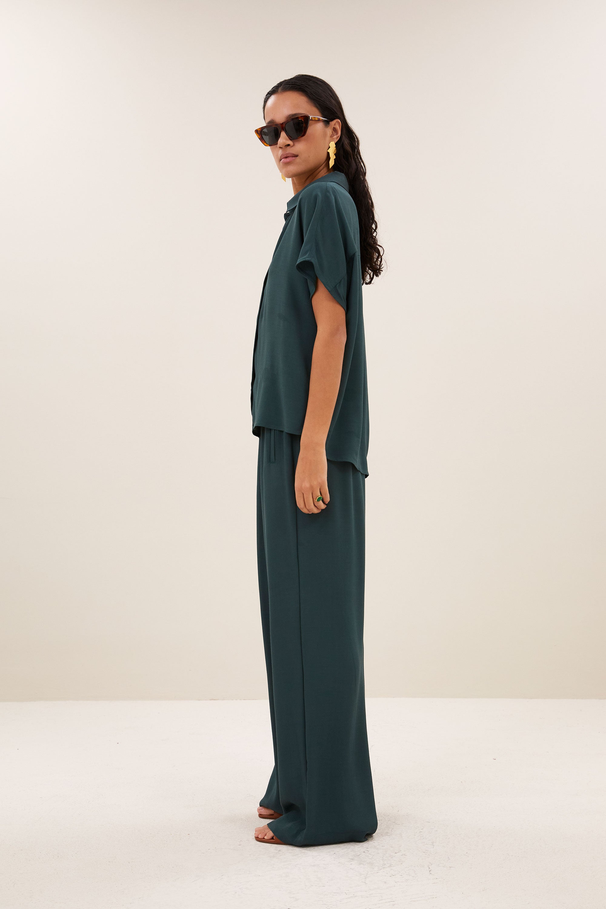barley-viscose-blouse-dried-basil-knoopsluiting-opstaande kraag-draagbaar als set-by-bar-zijaanzicht