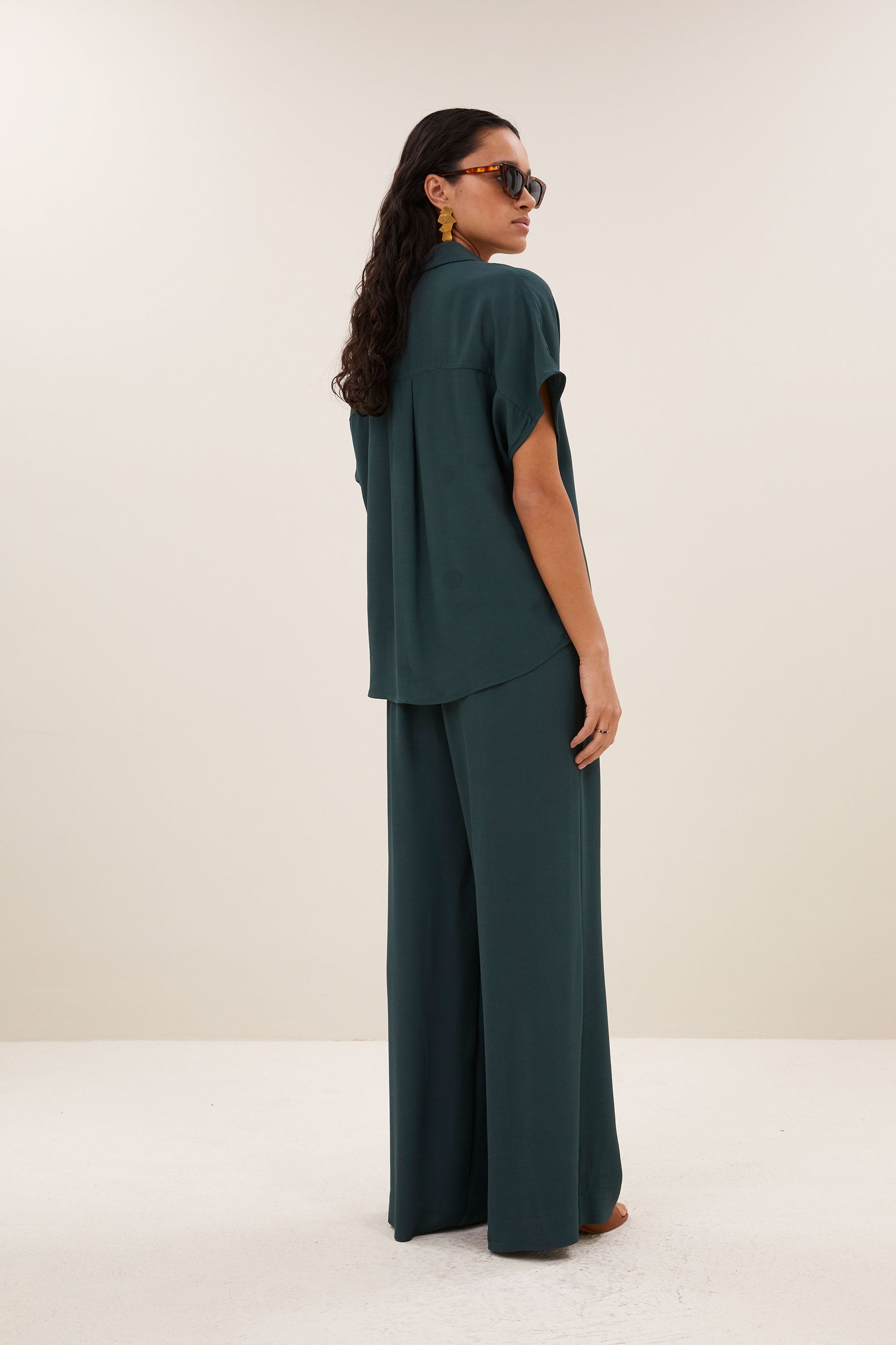 barley-viscose-blouse-dried-basil-knoopsluiting-opstaande kraag-draagbaar als set-by-bar-achteraanzicht
