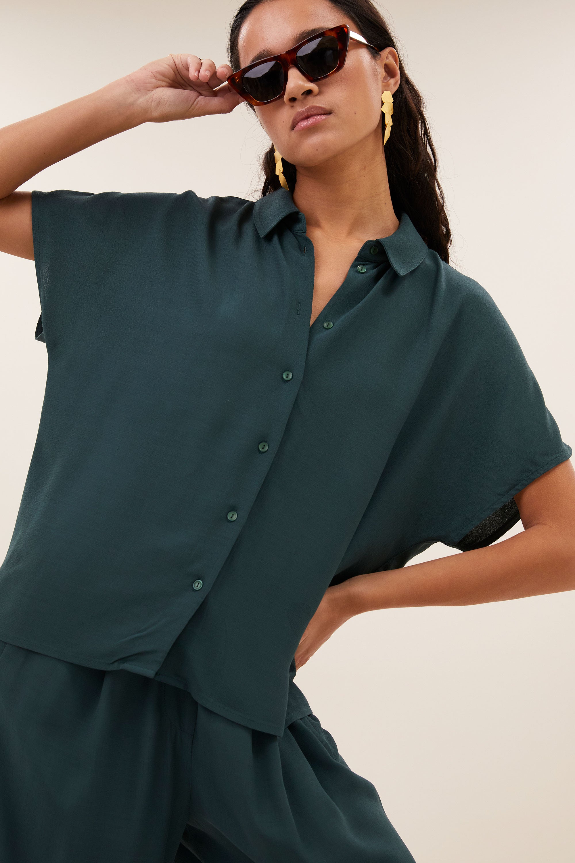 barley-viscose-blouse-dried-basil-knoopsluiting-opstaande kraag-draagbaar als set-by-bar-detail