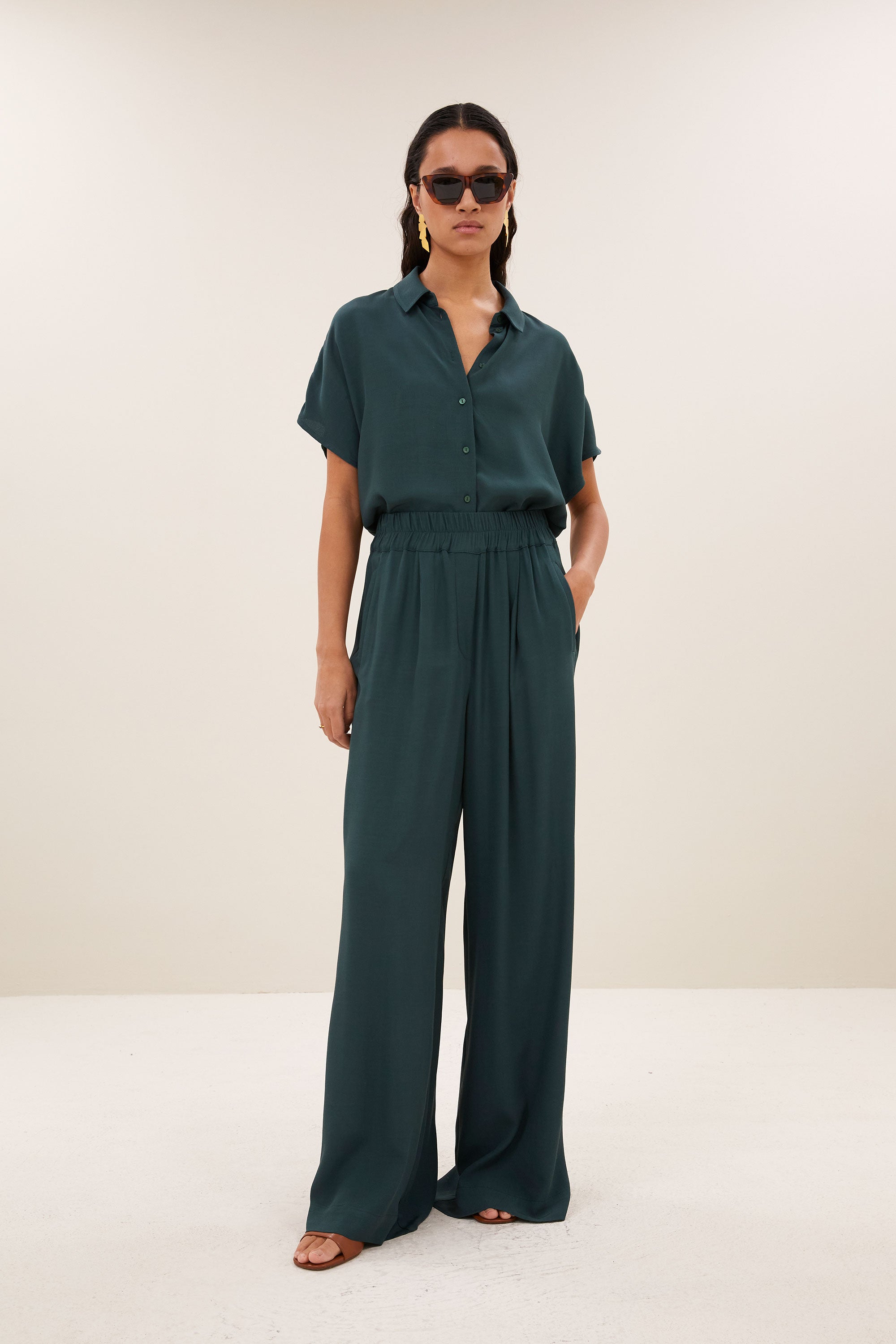 barley-viscose-blouse-dried-basil-knoopsluiting-opstaande kraag-draagbaar als set-by-bar-sfeerbeeld