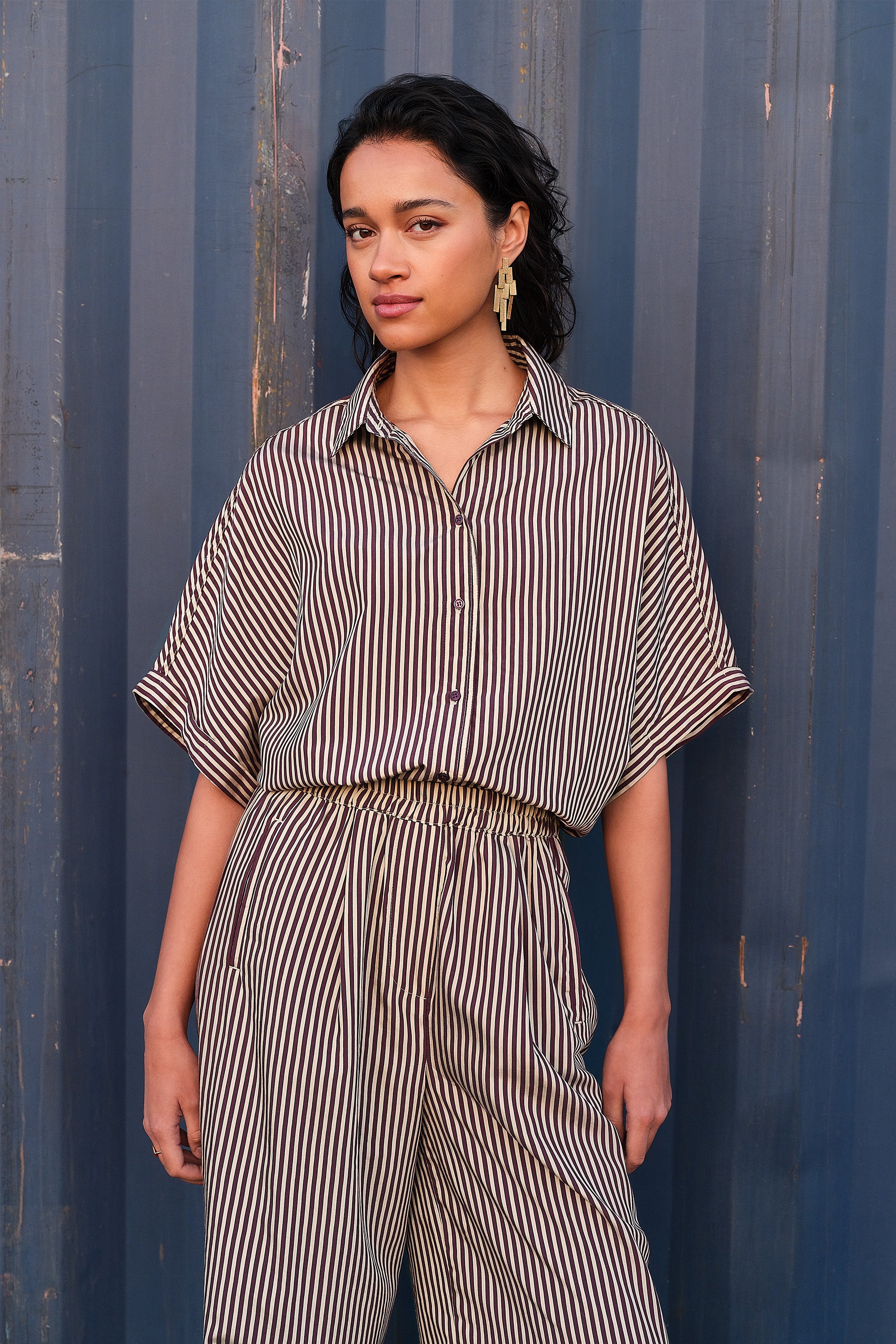 sunny-stripe-blouse-burgundy-stripe-knoopsluiting-must-have essential-draagbaar als set-by-bar-sfeerbeeld