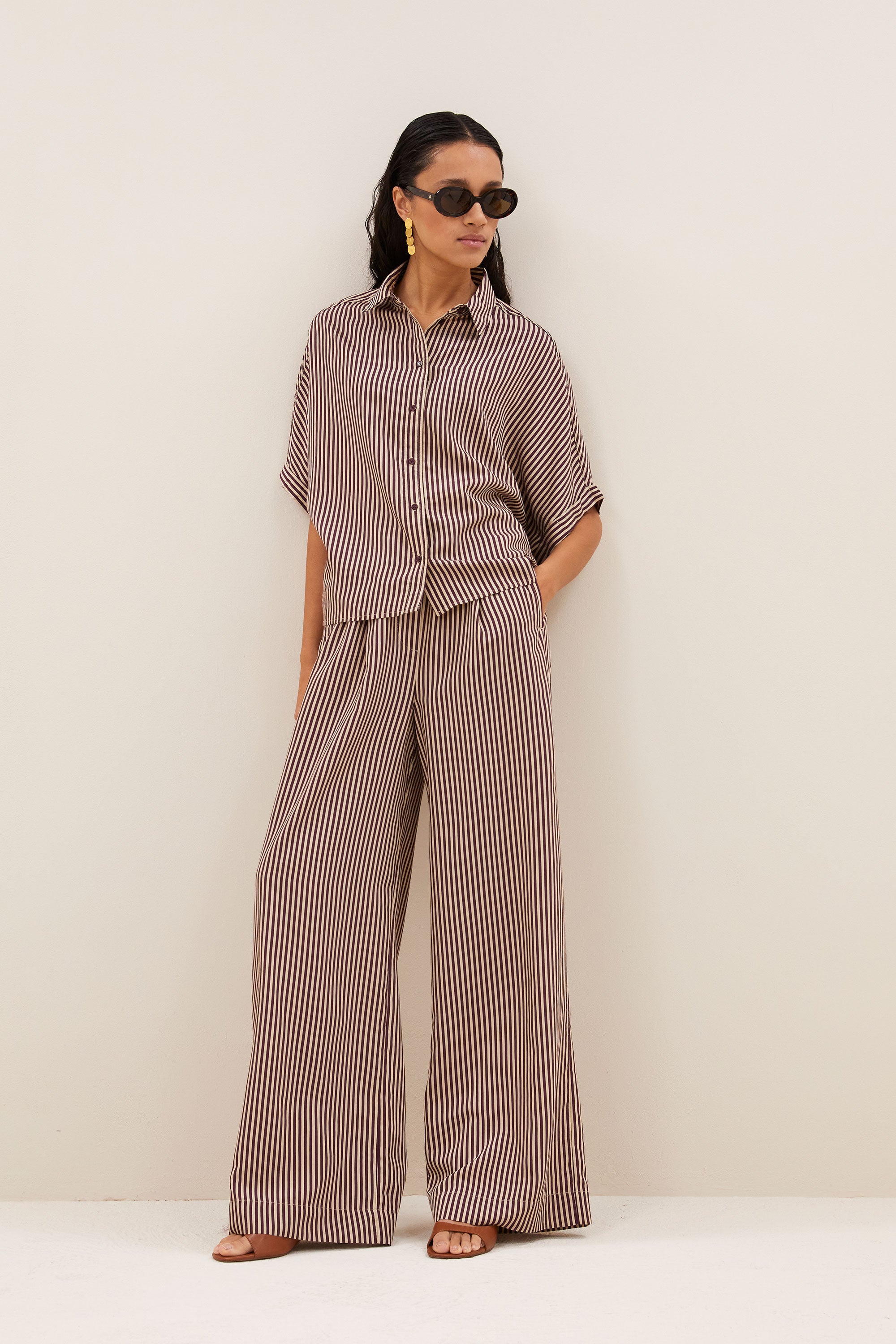 sunny-stripe-blouse-burgundy-stripe-knoopsluiting-must-have essential-draagbaar als set-by-bar-vooraanzicht