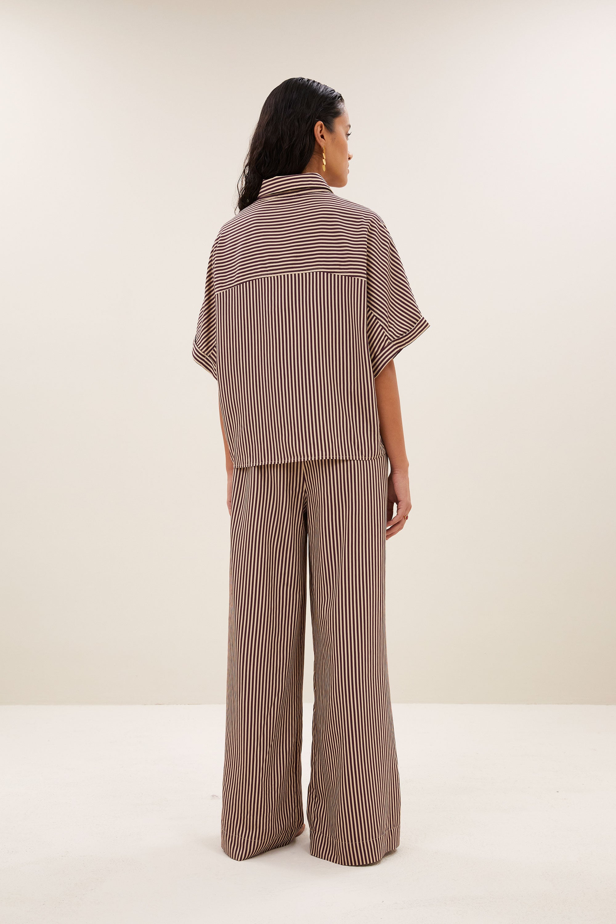 sunny-stripe-blouse-burgundy-stripe-knoopsluiting-must-have essential-draagbaar als set-by-bar-achteraanzicht