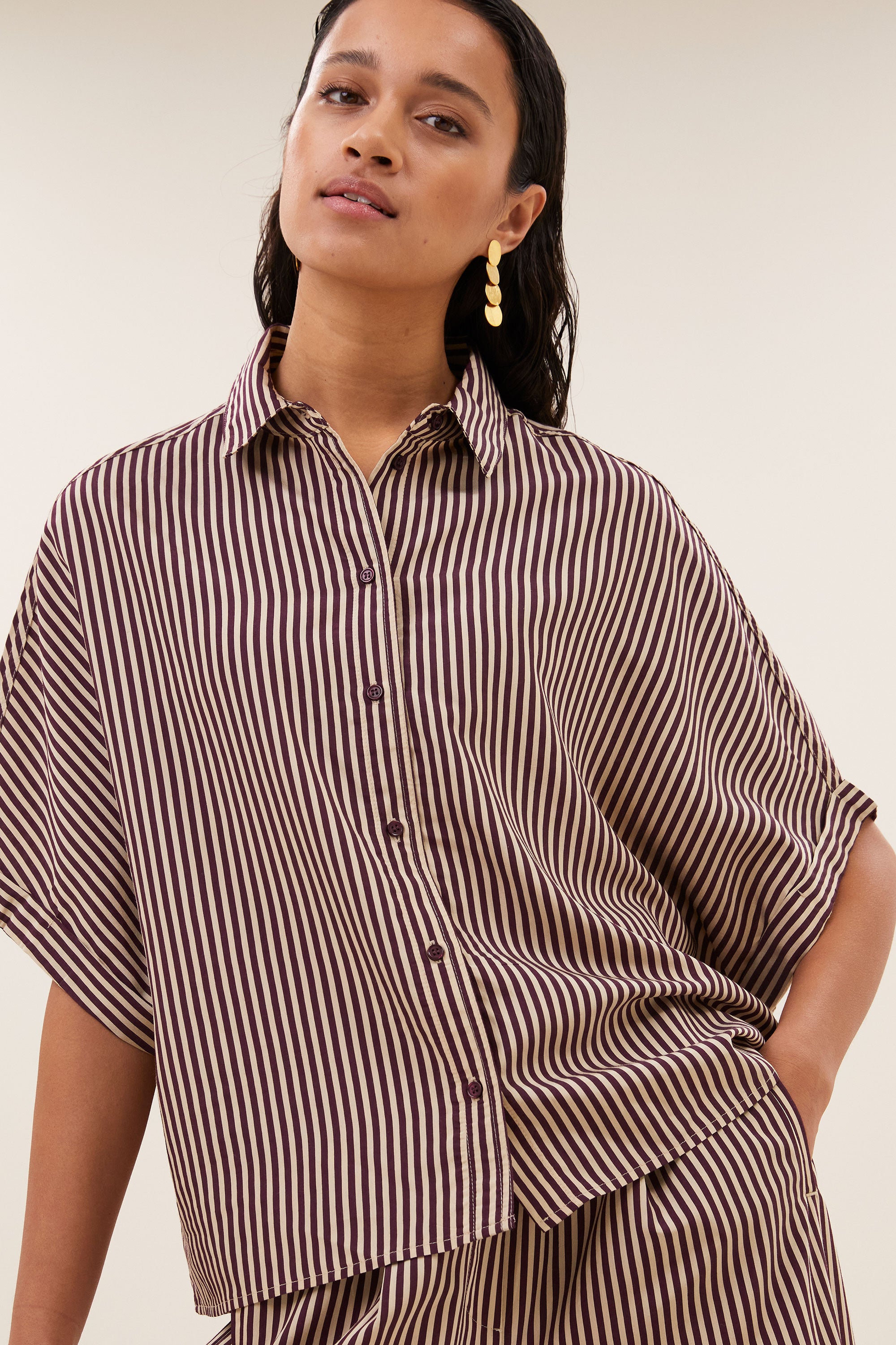 sunny-stripe-blouse-burgundy-stripe-knoopsluiting-must-have essential-draagbaar als set-by-bar-vooraanzicht