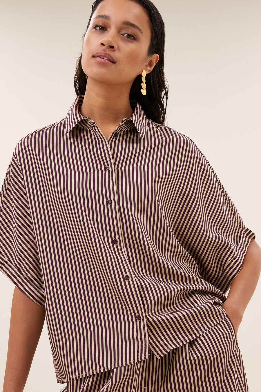 sunny-stripe-blouse-burgundy-stripe-knoopsluiting-must-have essential-draagbaar als set-by-bar-vooraanzicht