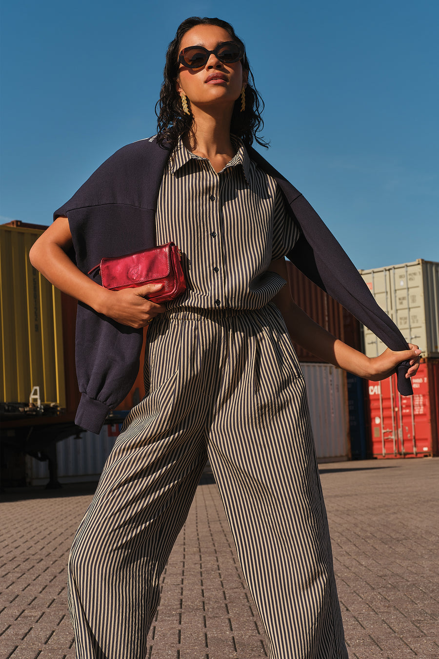 barley-stripe-blouse-midnight-stripe-kleine kapmouw-opstaande kraag-draagbaar als set-by-bar-sfeerbeeld
