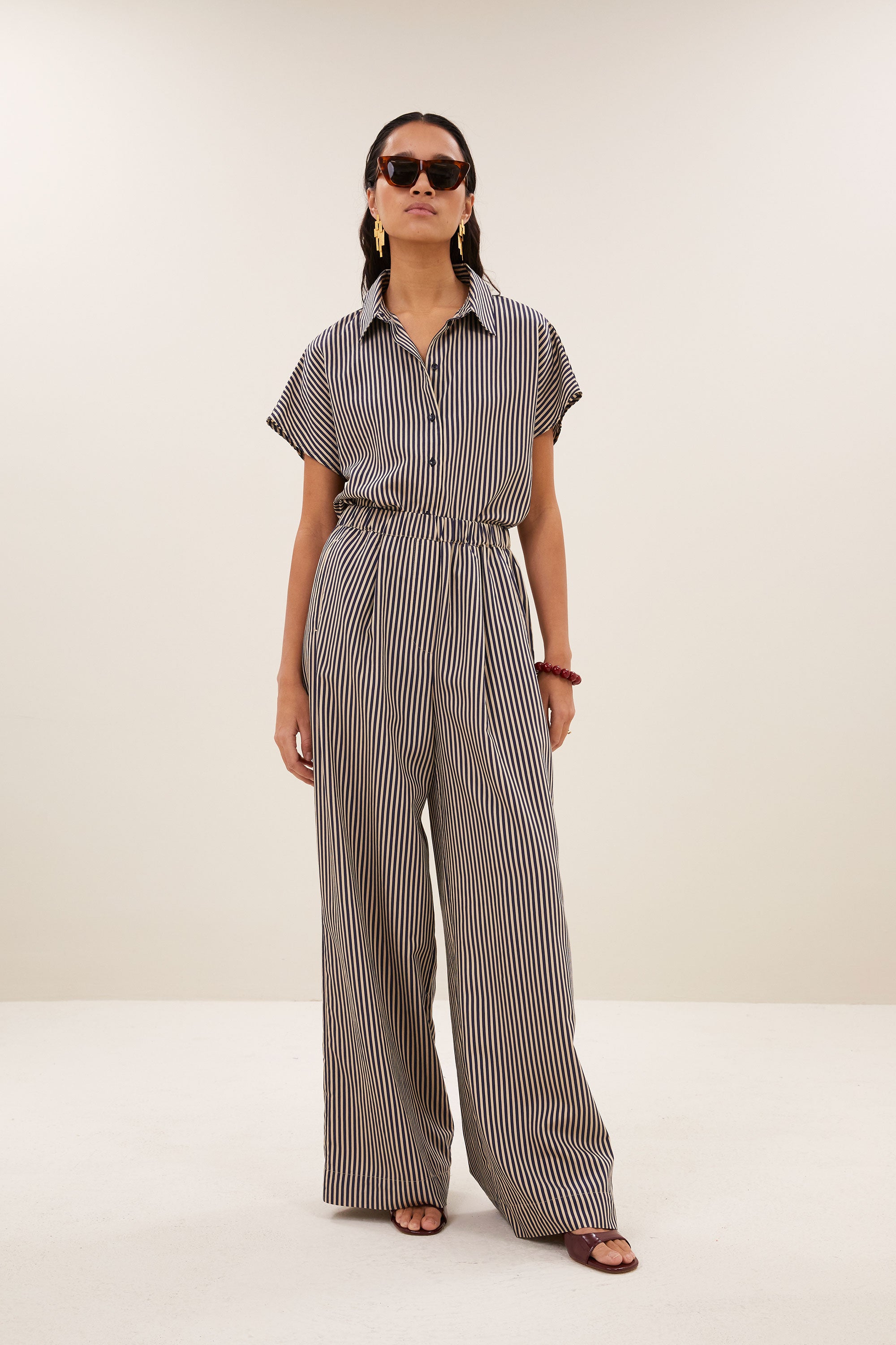 barley-stripe-blouse-midnight-stripe-kleine kapmouw-opstaande kraag-draagbaar als set-by-bar-sfeerbeeld
