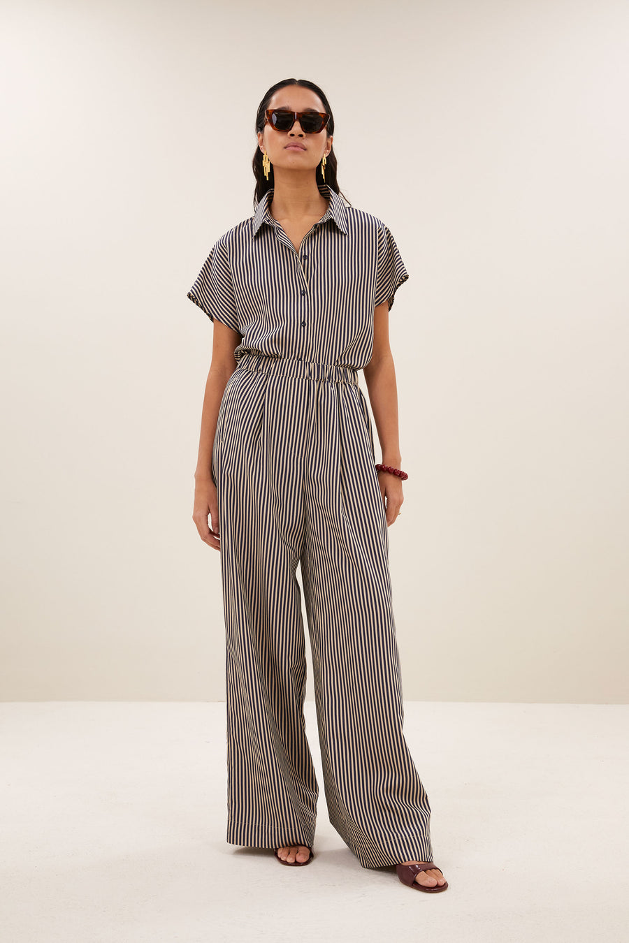 barley-stripe-blouse-midnight-stripe-kleine kapmouw-opstaande kraag-draagbaar als set-by-bar-sfeerbeeld