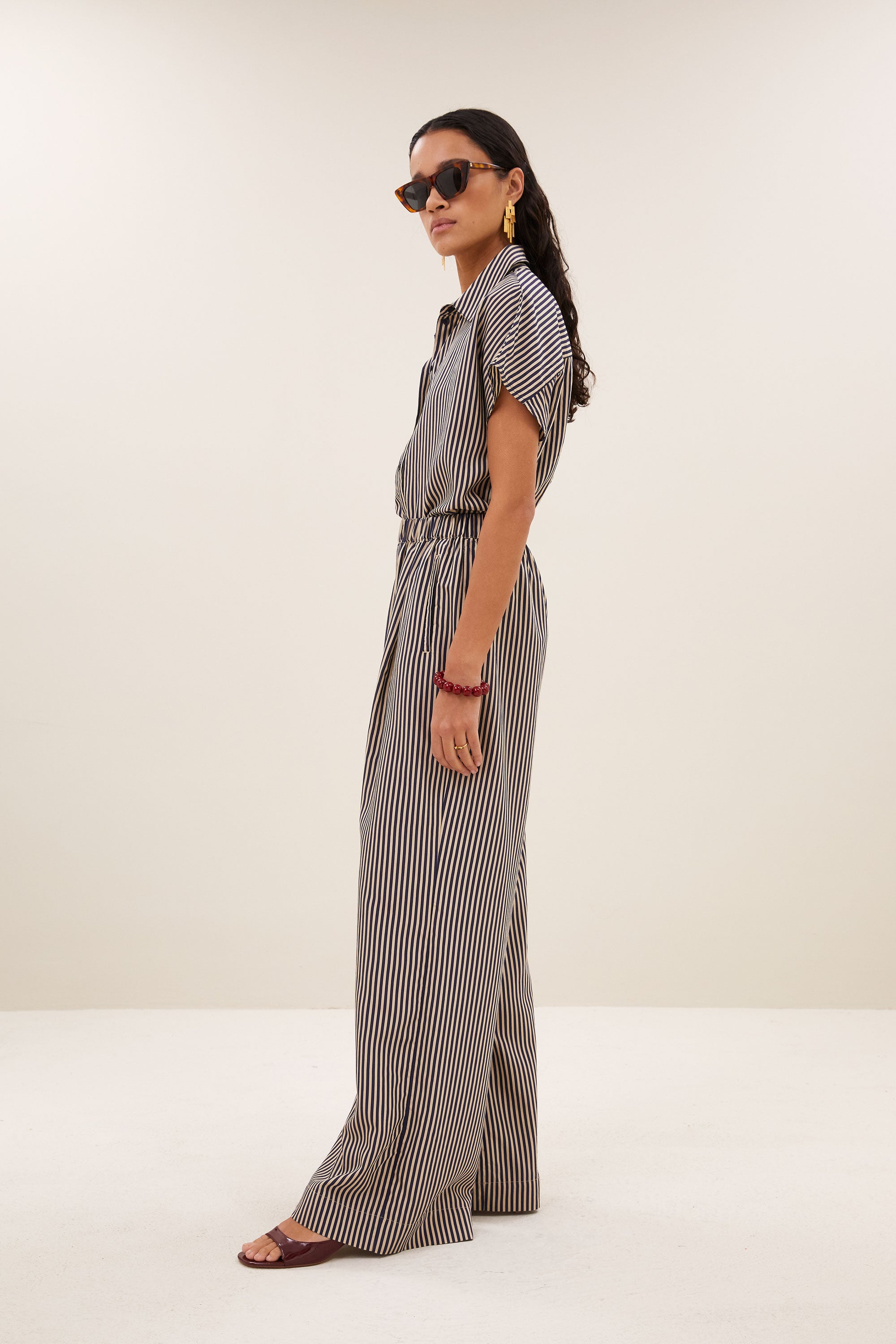 barley-stripe-blouse-midnight-stripe-kleine kapmouw-opstaande kraag-draagbaar als set-by-bar-zijaanzicht