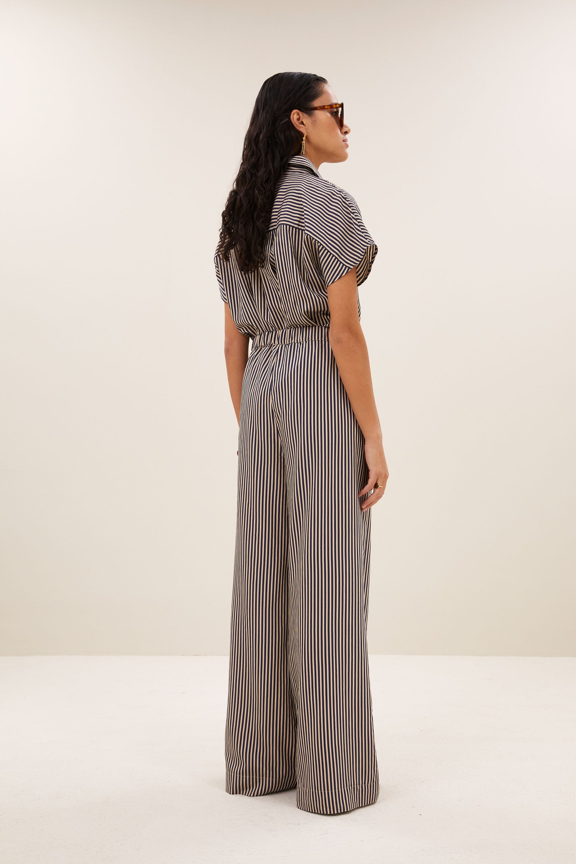barley-stripe-blouse-midnight-stripe-kleine kapmouw-opstaande kraag-draagbaar als set-by-bar-achteraanzicht