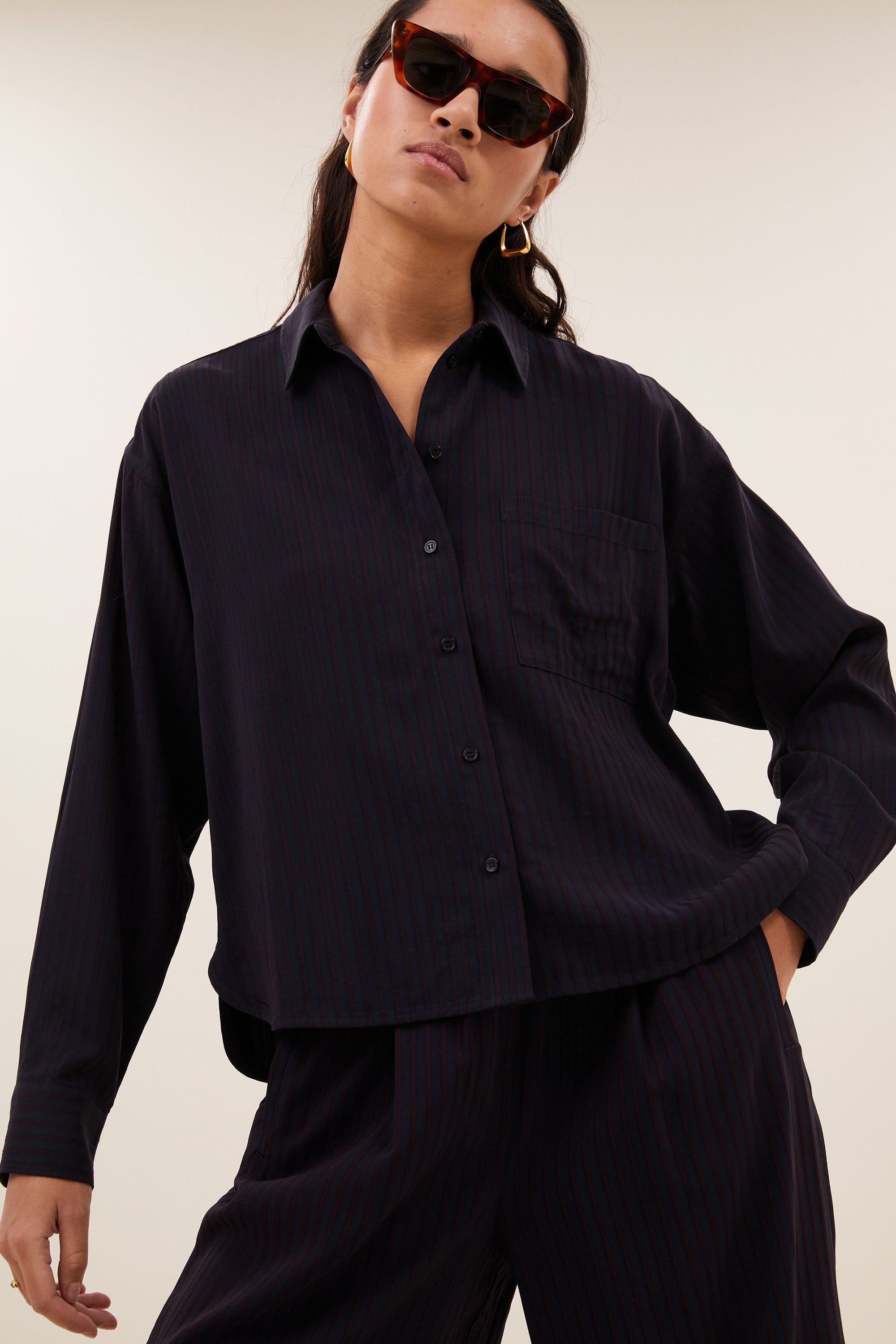 lise-wide-stripe-blouse-wine-stripe-all-time classic-verborgen steekzakken-draagbaar als set-by-bar-detail
