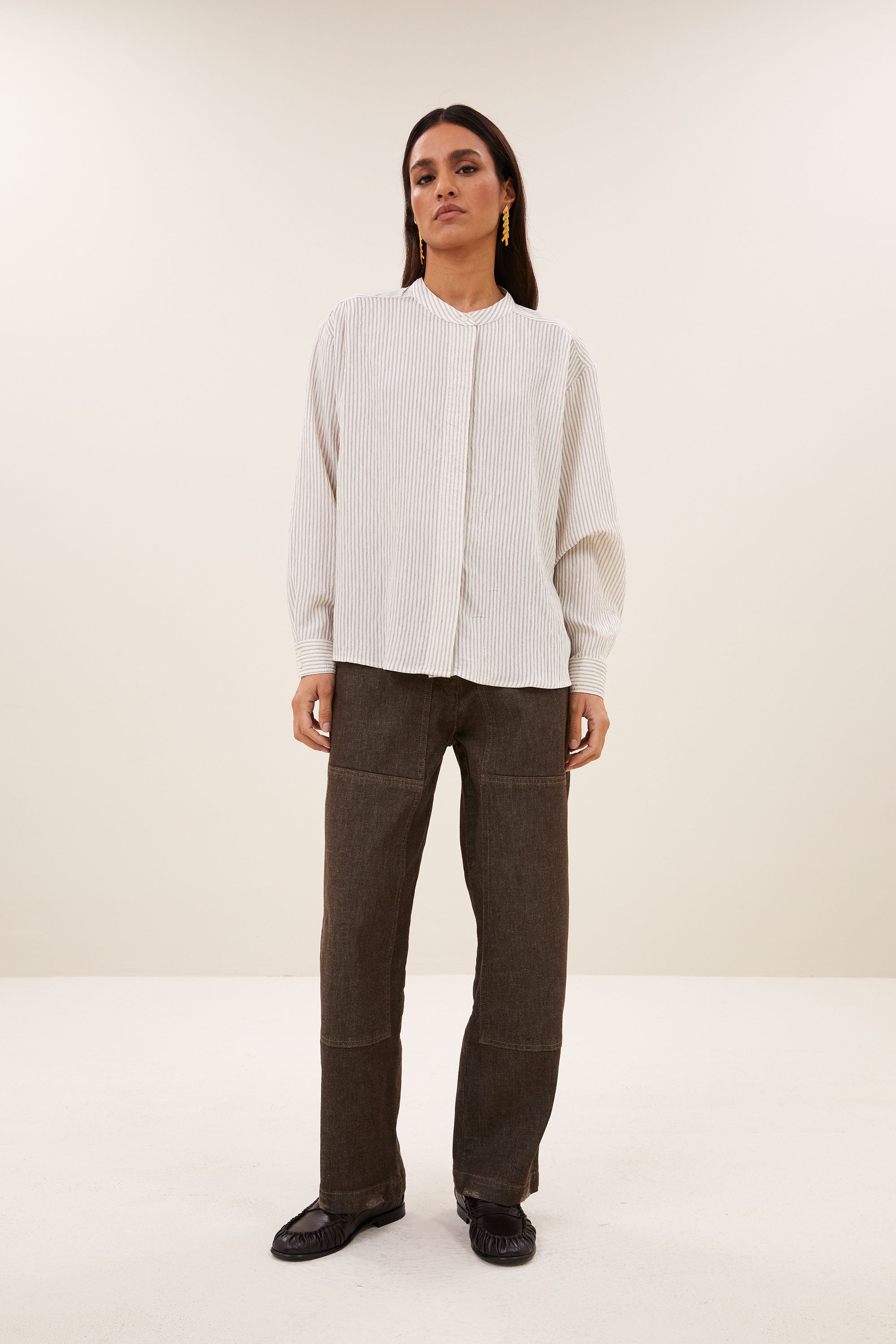 fia-thin-stripe-blouse-jet-black-stripe-knoopsluiting-losvallende pasvorm-ronde halslijn-by-bar-vooraanzicht