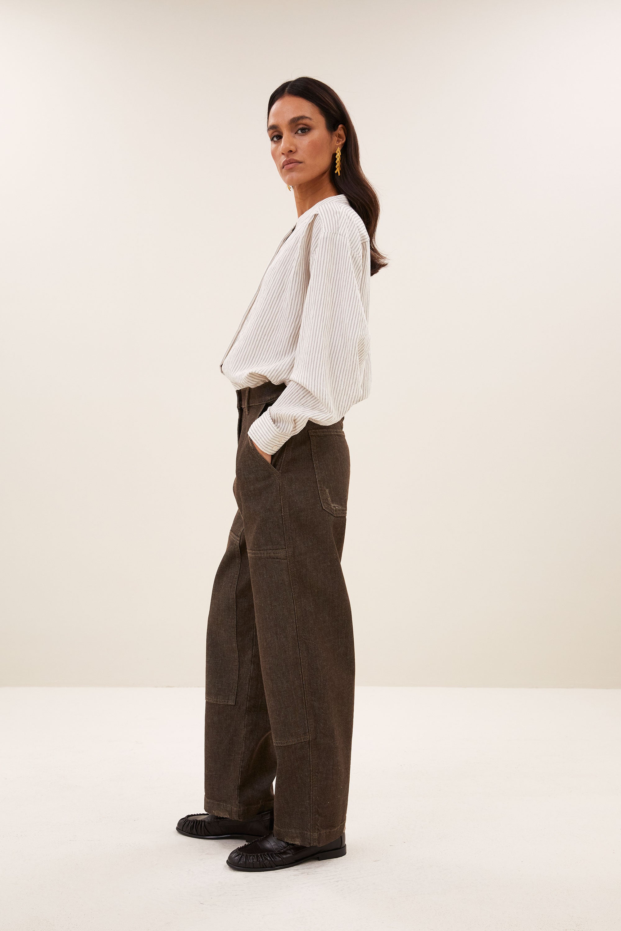 fia-thin-stripe-blouse-jet-black-stripe-knoopsluiting-losvallende pasvorm-ronde halslijn-by-bar-aanvullende-foto