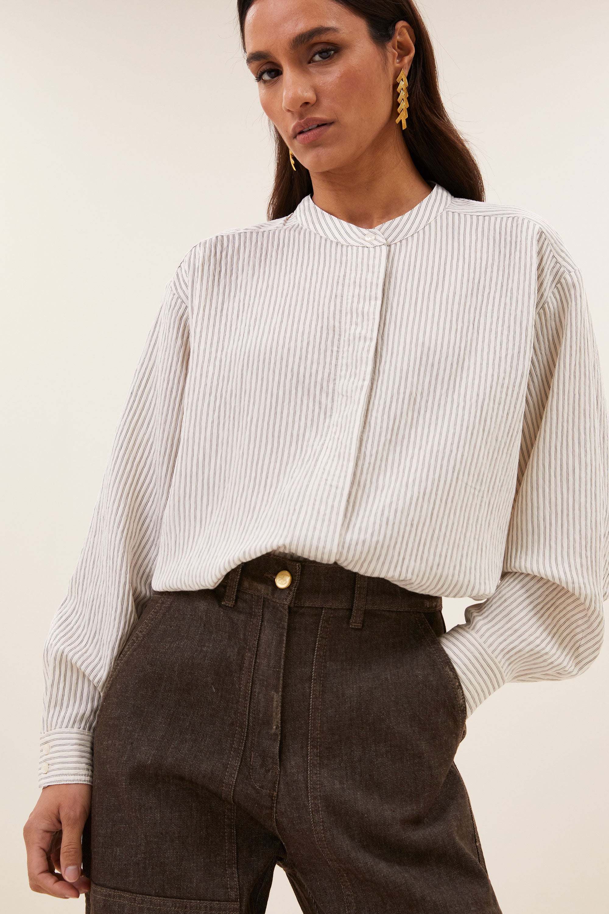 fia-thin-stripe-blouse-jet-black-stripe-knoopsluiting-losvallende pasvorm-ronde halslijn-by-bar-detail