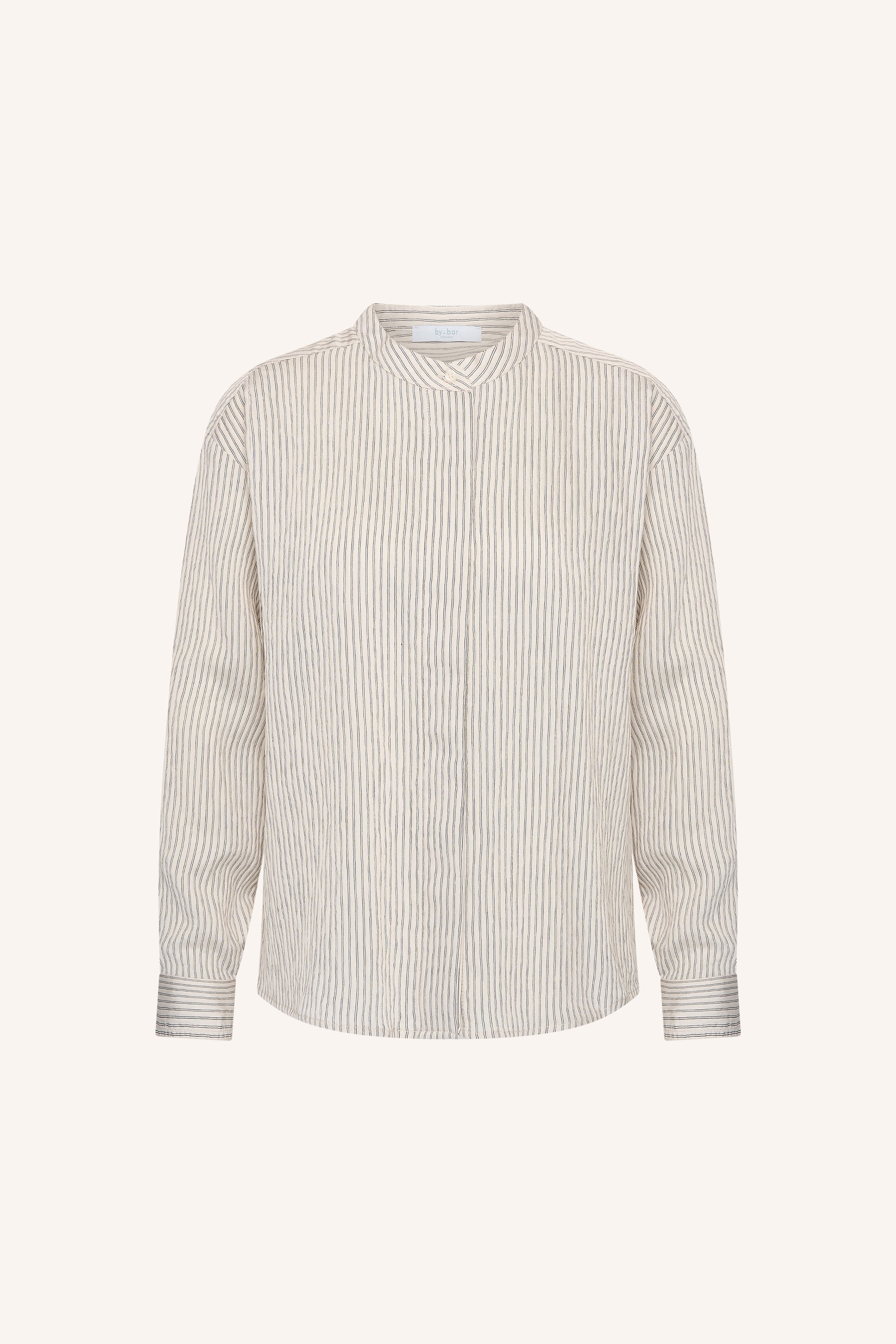 fia-thin-stripe-blouse-jet-black-stripe-knoopsluiting-losvallende pasvorm-ronde halslijn-by-bar-productfoto